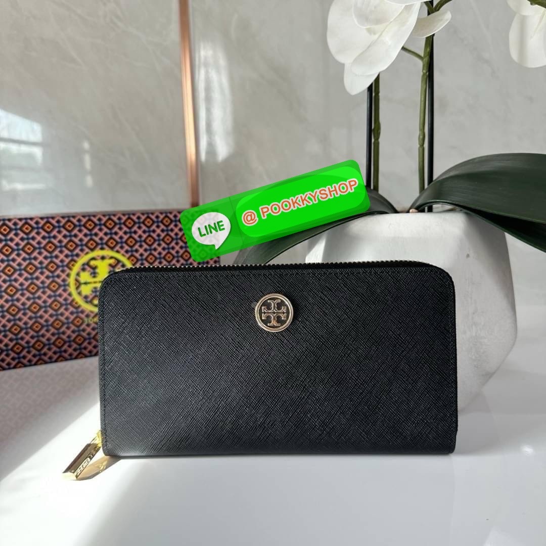 TORY BURCH ROBINSON MULTI GUSSET ZIP CONTINENTAL WALLET กระเป๋าสตางค์ใบยาว แบ่งสัดส่วนด้วยช่องซิปตรงกลางสำหรับใส่เหรียญ มีช่องใส่บัตร และใส่ธนบัตรได้ วัสดุหนังแท้ เปิด-ปิดกระเป๋าแบบซิปรูด ใส่โทรศัพท์มือถือได้ วันชิวๆพกกระเป๋าสตางค์ใบเดียวสะดวกมากค่ะ