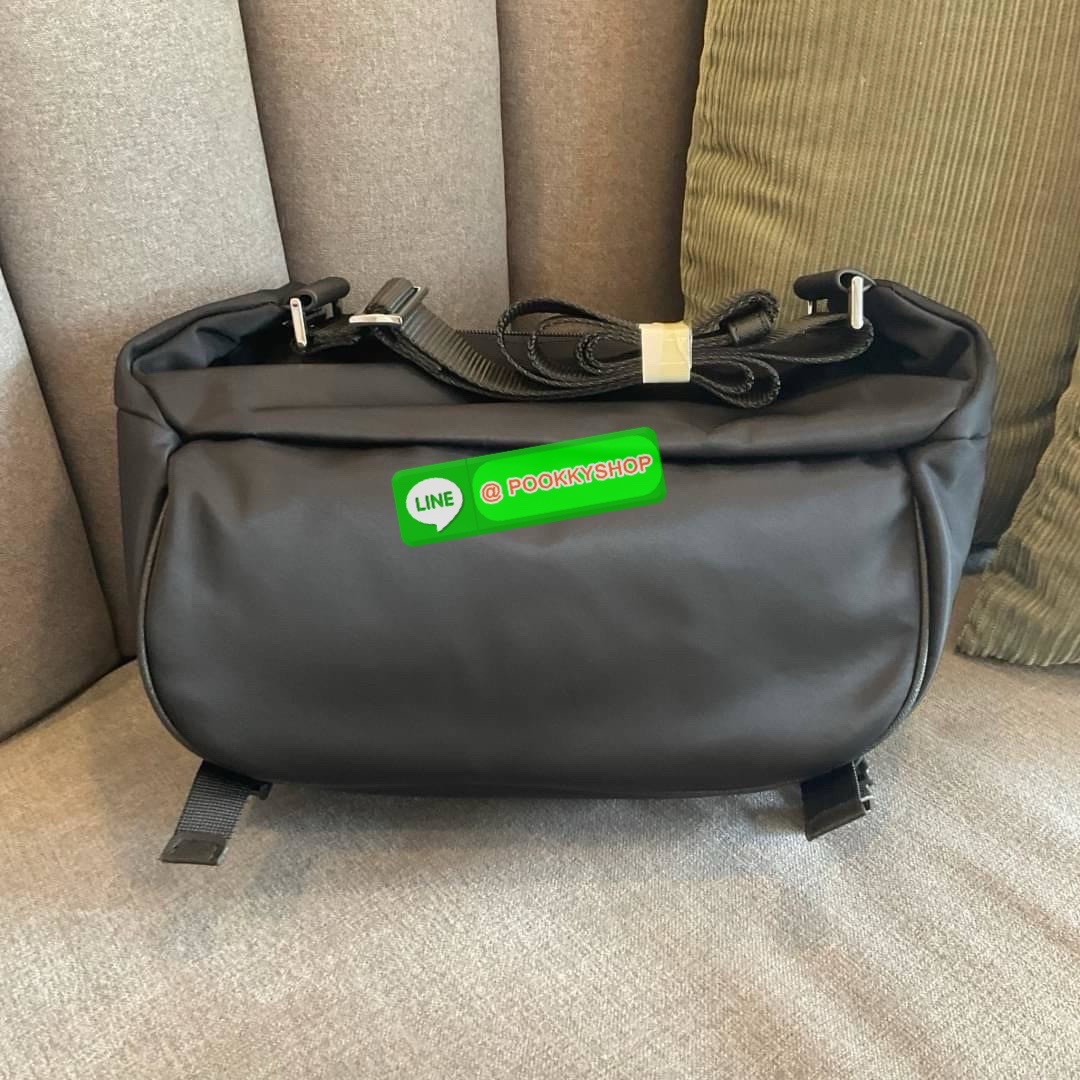 พร้อมมอบเป็นของขวัญให้คุณผู้ชาย! จากแบรนด์ PRADA ทรง MASSENGER วัสดุทำจากผ้าไนลอนอย่างหนาทั้งใบ กันน้ำได้ มีโลโก้แบรนด์อยู่ข้างหน้า ตัวกระเป๋าอยู่ทรง อะไหล่เงินทั้งใบ เปิดปิดชั้นนอกด้วยตัวล็อค ด้านในเป็นซิปรอบบุผ้าลายแบรนด์อย่างดี มีช่องซิปด้านใน และ โลโก