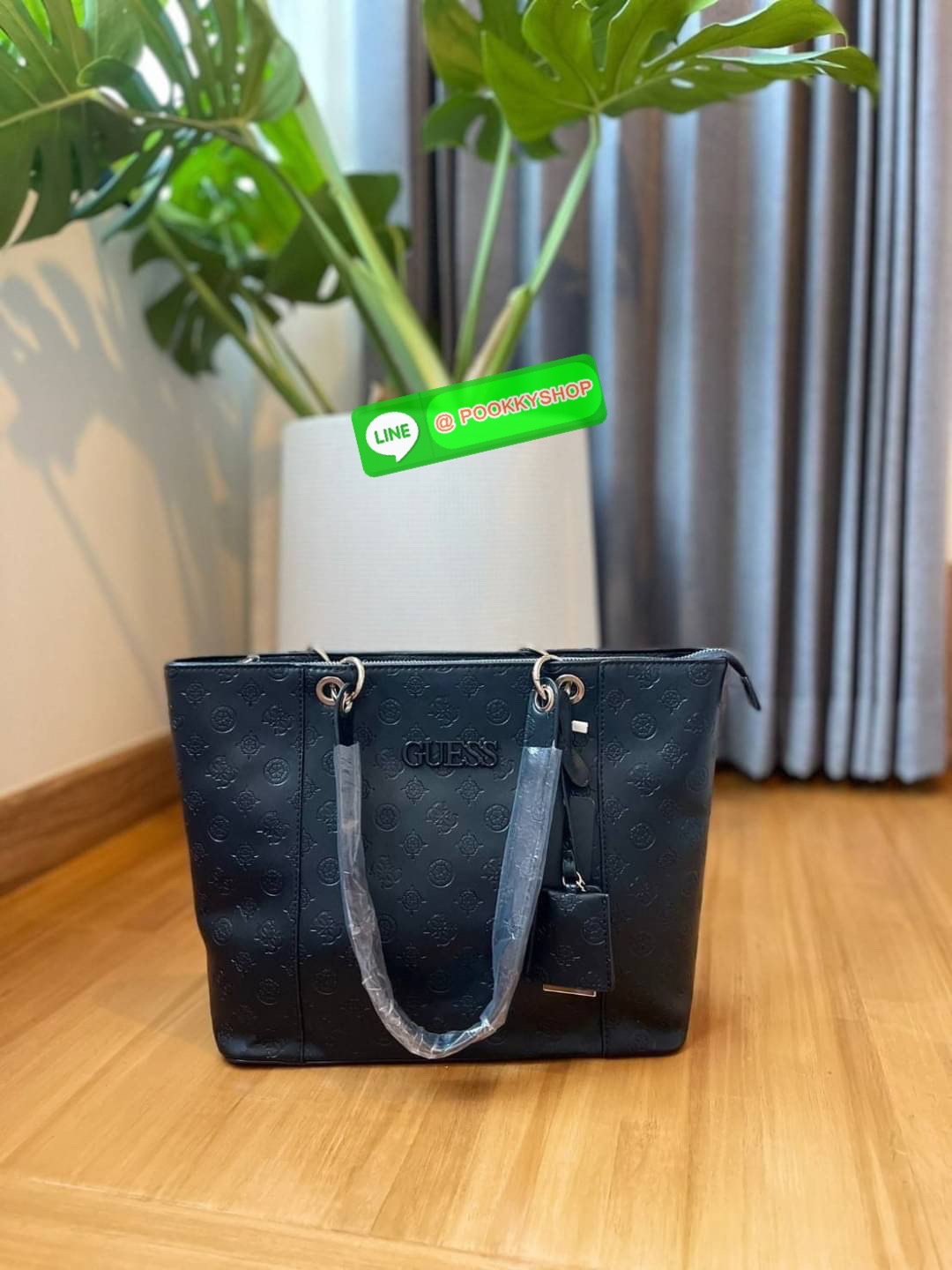 Guess กระเป๋าทรงช้อปปิ้ง หนังดี ปั๊มลายโลโก้แบรนด์รอบใบงานสะพายไหล่ เปิดปิดด้วยซิป มีหมุดรองฐาน ด้านในซับในแบรนด์อย่างดี