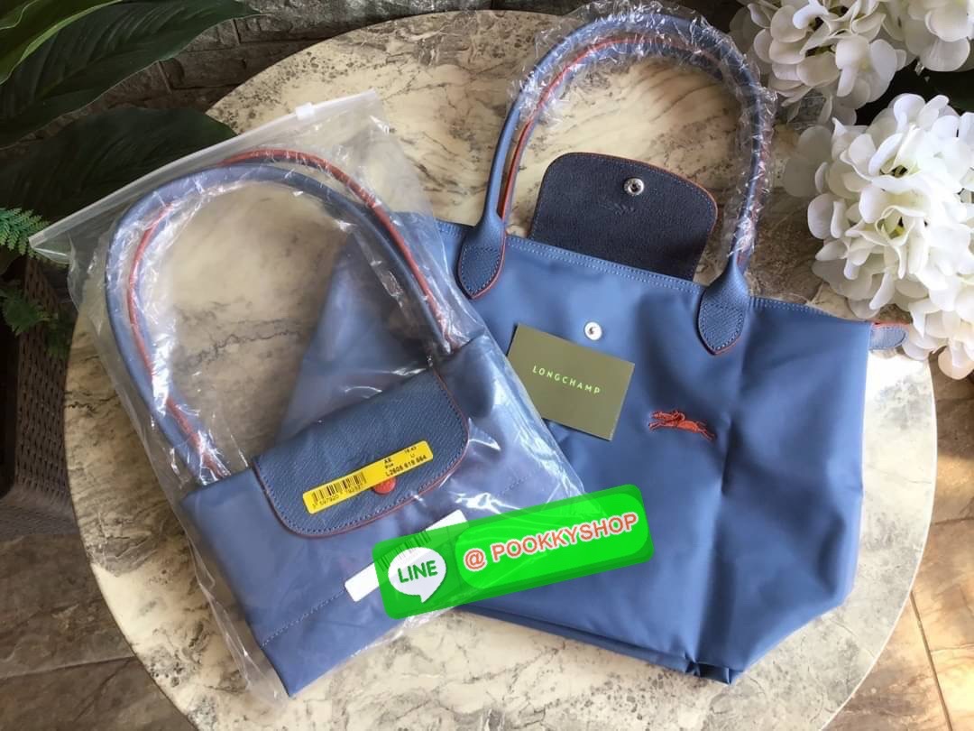 Longchamp Le Pliage Club Tote Bag Size S หูยาว วัสดุเนื้อผ้า Nylon Canvas เคลือบกันนำ้ ตัดด้วยหนังแท้ที่มีน้ำหนักเบา ดีไซน์เรียบง่ายแต่เต็มไปด้วยความคลาสสิก จนเป็นที่ชื่นชอบไปทั่วโลก Longchamp ปรับโฉม LE PLIAGE ด้วยการปักลายรูปม้า-ตราสัญลักษณ์ของแบรนด์บนผ