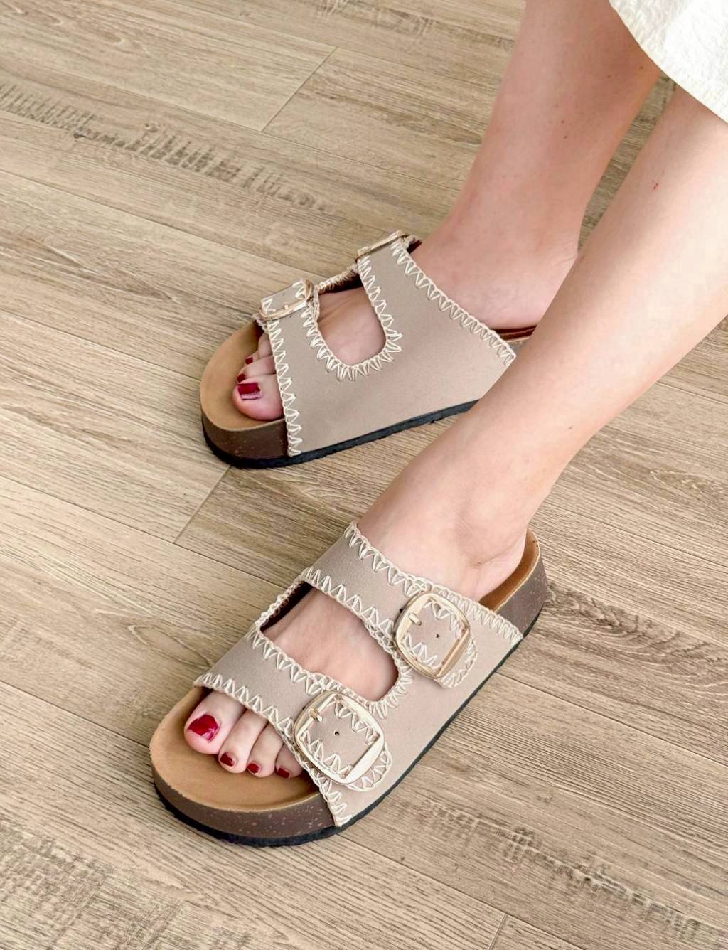 แบบมาใหม่ รองเท้าทรงไบเก้น ส้นหนา 1.5 นิ้ว เย็บตกแต่งลาย งานแฮนด์เมดช่างไทย พื้นเสริมฟองน้ำตรงส้นเท้า ใส่สบาย เข็มขัดปรับระดับเข้าออกได้ เป็นงานส้น PVC แต่งลายไม้ โดนน้ำได้ ไม่เหม็นอับ น้ำหนักเบา