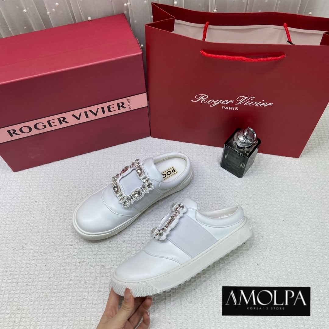 เข้าเพิ่มมมแล้วค้า รุ่นเปิดส้น ใส่สบาย สะดวกกกมากก แอ๊ดเก็บแล้วค้า รุ่นนี้พรีเมียมมาก บอกเลยว่า ไม่ผิดหวังค่ะ สวยยยจริง Hiend 1:1 ROGER VIVIER WOMEN SNEAKER อุปกรณ์ครบ ตามช๊อป รุ่นนี้คือแบบบว่า ... พูดได้คำเดียว ว่าต้องมี!!! เป๊ะ ปัง ปั๊วะ มากกกค่าลูกค้า