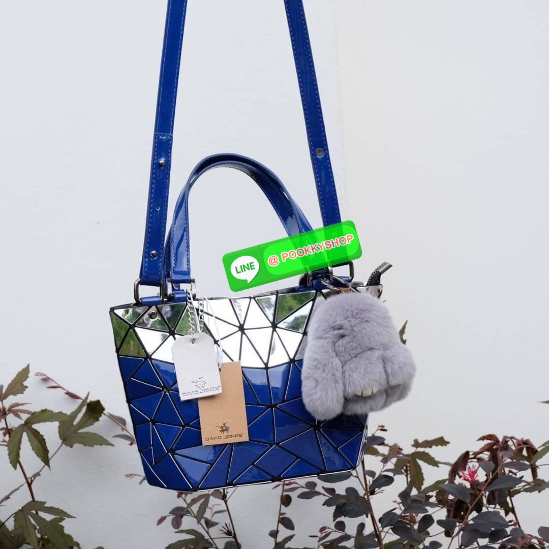 กระเป๋า ทรง Tote ตัวกระเป๋าเย็บติด ด้วยแผ่นอคิลิค สุดหรู ดีไซน์เกร๋ จุดเด่นที่ น้ำหนักเบา สามารถ ถือ หรือ สะพายไหล่ได้คะ ใบใหญุจุของคุ้ม แต่น้ำหนักเบาคะ มีใบเดียวจบ ควรมีติดตู้คะแนะนำเลย