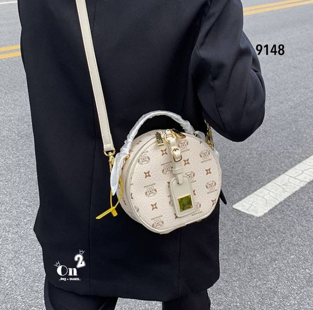 NEW-IN🤎🤎ใบนี้น่ารักมากค่ะ มาใหม่ทรงกลม งานคุณภาพเช่นเคย มาพร้อมสายยาวครอสบอดี้ พกใบเดียวจบ แนะนำเลยค่า✨