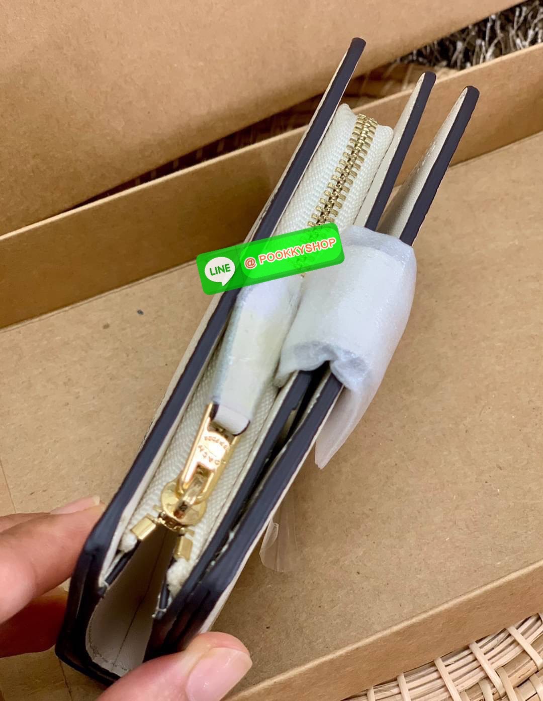 COACH MEDIUM CORNER ZIP WALLET WITH DANDELION FLORAL PRINT ((2855)) พร้อมส่งความสวย แถมความหมายดีด้วยค่ะ! กระเป๋าเงินใบกลาง ลายดอก Dandeloin ทั้งใบสวยงามมากๆนะคะ มีช่องใส่ธนบัตรหนึ่งช่อง;ช่องใส่บัตรได้ถึง10ช่อง;และช่องซิปสำหรับใส่เหรียญอีกหนึ่งช่องค่ะ &#x