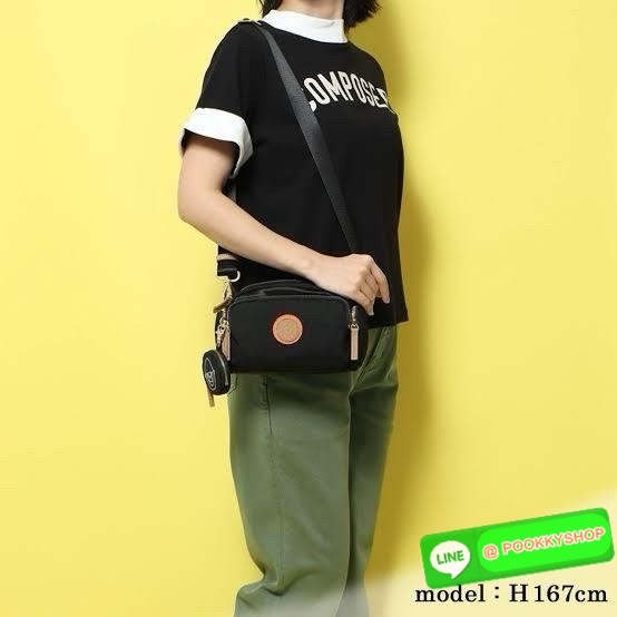 Kipling by BEAMS Design Abanu crossbody กระเป๋าสะพายไหล่ที่มีดีไซน์จากนักครีเอเตอร์ชื่อดังในประเทศญี่ปุ่น ทำให้ช่วยเพิ่มความโมเดิร์นไม่ตกเทรนด์ให้กับลุคเครื่องแต่งกายของคุณมากขึ้น ตัวกระเป๋ามีขนาดเล็กกะทัดรัดแต่สามารถใส่ของที่จำเป็นได้ ไม่ว่าจะเป็นโทรศัพท