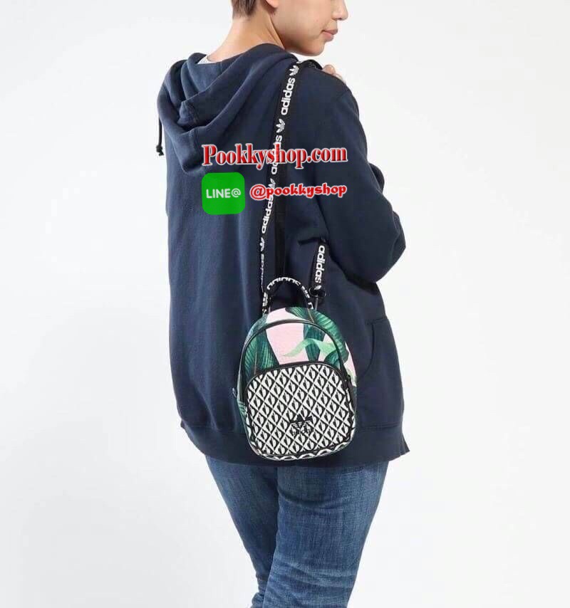 ADIDAS MINI BACKPACK กระเป๋าเป้หรือสะพายหนังPu คุณภาพดี สไตล์ Sport ขนาดมินิ น้ำหนักเบา ด้านหน้ามีโล้โก้และช่องซิป เปิดปิดด้วยซิปสะดวกใช้ หัวซิปแบรนด์ ภายในมีช่องใส่ของ หูจับถนัดมือ สายสะพายปรับได้ตามต้องการ สามารถสะพายเป็นเป้ หรือกระเป๋าสะพาย Crossbody ใ