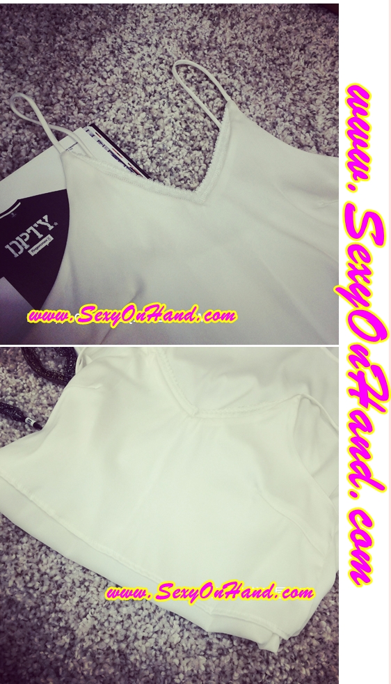 ชุดนอน คุณหนู ชุดนอนสายเดี่ยว ชุดนอน กางเกง ผ้าไหม สีขาว เนื้อผ้านุ่ม ลื่น ใส่สบาย ตัวเสื้อ แต่งชายเฉียง กางเกง แต่งชายด้วยลูกไม้ซีทรู สีขาวเข้ากับตัวชุด