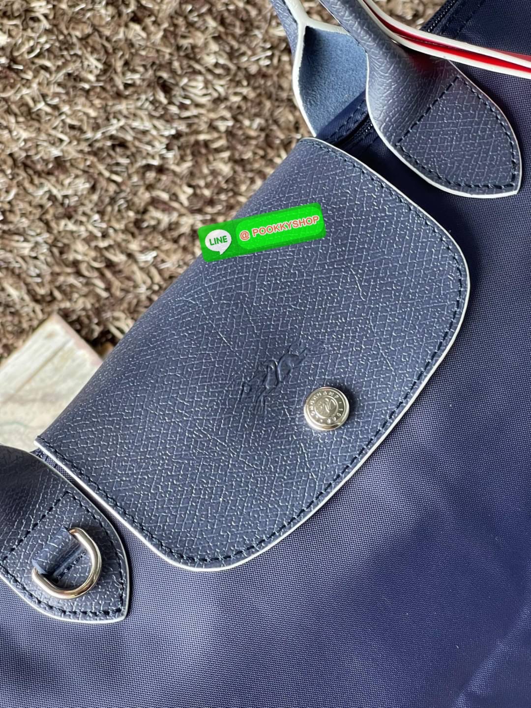 💕LONGCHAMP LE PLIAGE TRES PARIS SHOULDER BAG กระเป๋าโท้ทใบนี้ดึงดูดใจคุณด้วยรูปทรงมินิมอลและปริมาตรที่เพียงพอซึ่งสามารถเก็บเอกสารหรือแล็ปท็อปทั้งหมดของคุณได้อย่างง่ายดาย สายคล้องไหล่มีความยาวช่วยให้คุณสะพายได้อย่างสบาย ขณะที่การปิดด้วยซิปช่วยให้มั