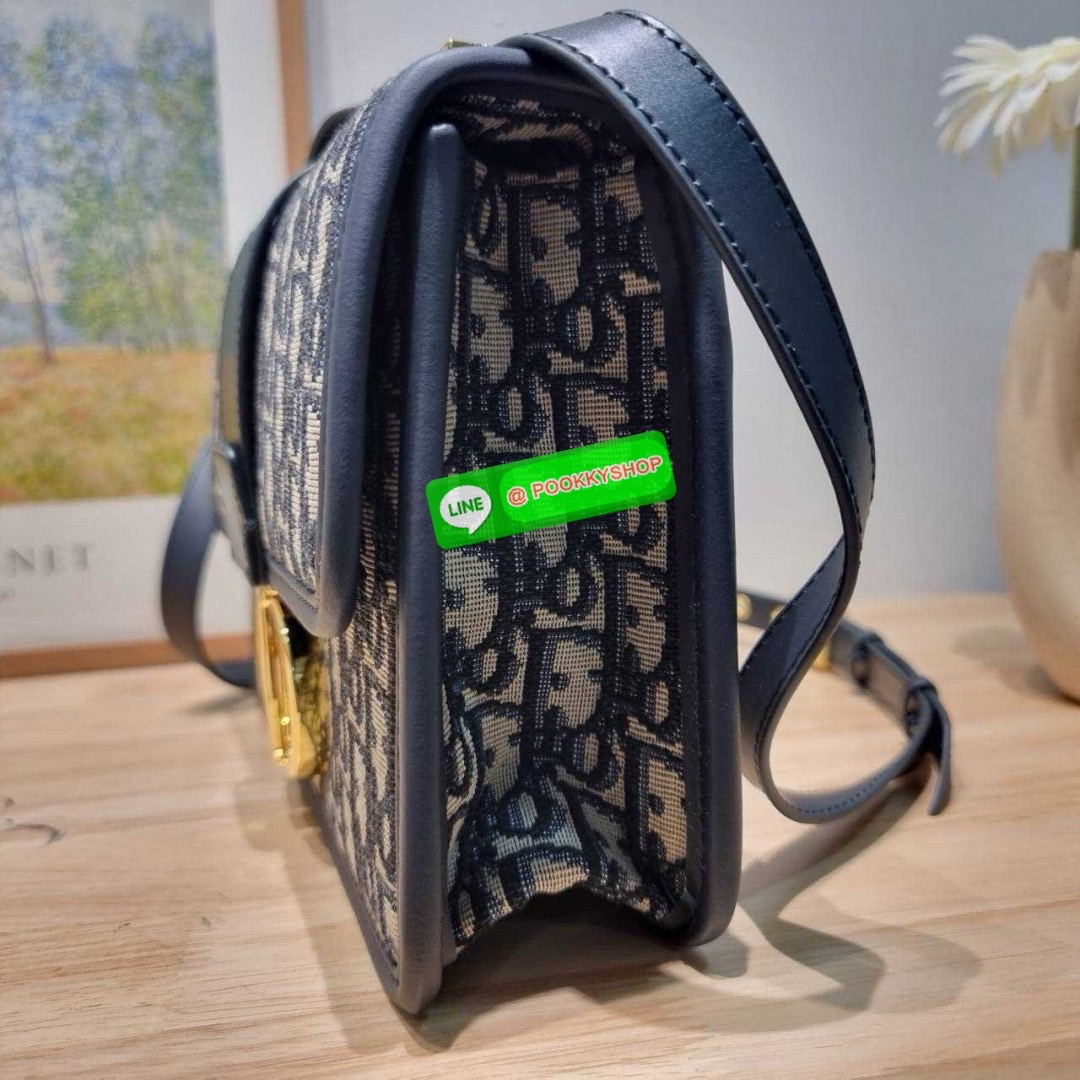 CD 30 MONTAIGNE BAG 🔆 Details กระเป๋าสะพายข้างสุดฮอต จากเคาน์เตอร์ dutyfree ที่สาวๆต้องไม่พลาด ทรงสวยมีกิมมิคในตัว ดูแพง ดีไซน์ย้อนยุคเป็นเอกลักษณ์ เปิด-ปิดด้วยอะไหล่กดล็อคแน่นหนา ใช้งานง่าย ด้านหลังมีช่องใส่ของจุกจิกได้ ภายในเป็นช่องโล่ง ใส่ของสำ