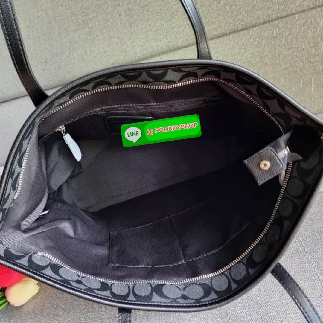 COACH CITY ZIP TOTE IN SIGNATURE COATED CANVAS (COACH F36876) กระเป๋าสะพายทรงช้อปปิ้ง ทรงสวย ทรงยอดนิยมใบใหญ่ยุของได้เยอะ หนังcanvas ลาย C Signature สายหนังแท้ สะพายขึ้นไหล่ได้สวย ใบใหญ่ ใช้งานง่าย มีซิปปิดด้านบน มีผ้าบุด้านใน มีช่องซิป