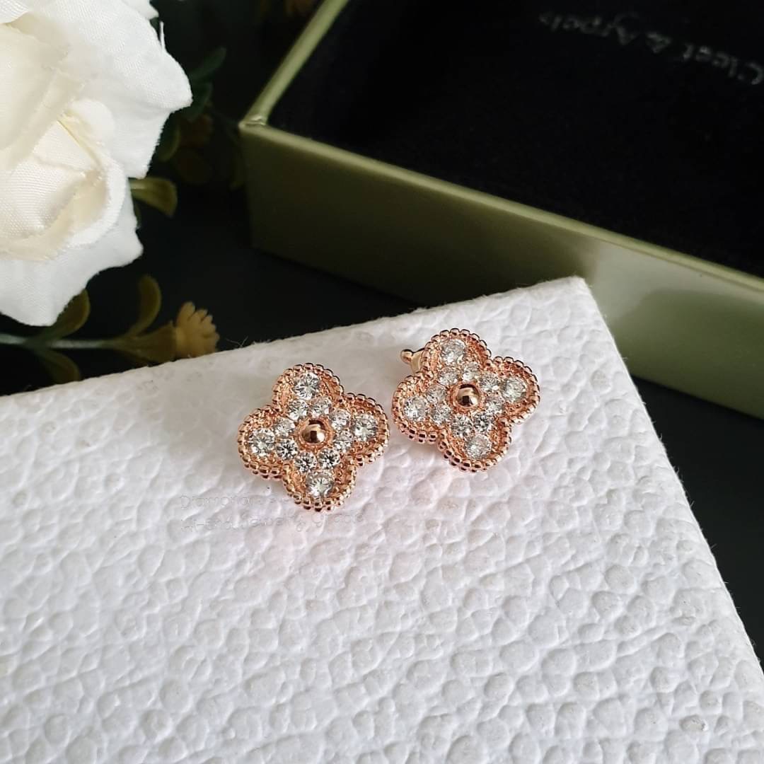 New Arrival !!!!! Van Cleef & Arpels Earring ต่างหูเพชรแวนคลีฟ งานหน้า signature เพชรคัดเกรดอย่างดีค่ะ งานสวยเลอค่ามากๆ งาน stainless steel ใส่เข้ากับทุกชุด ติดหูชิคๆ ไม่ผิดหวังแน่นอนค่ะ งานคุณภาพ