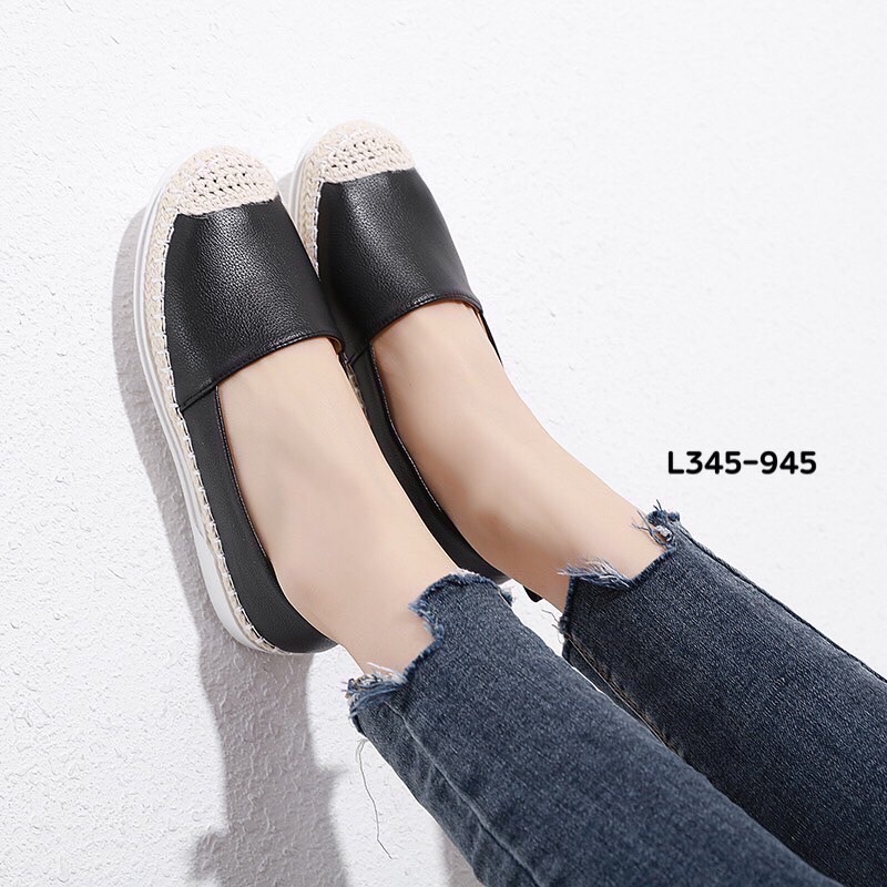 สินค้าขายดี พร้อมส่งค๊าา sport shoes รองเท้าผ้าใบ งานเรียบ พื้นนิ่มมากคะ ใส่สบายจะแมตช์กับกางเกง👖หรือกระโปรง👗ก็ได้ค่ะ แม่ค้าคอนเฟริม ห้ามพลาดเลยจ้าตัวนี้แนะนำ อย่าช้ารีบเลย