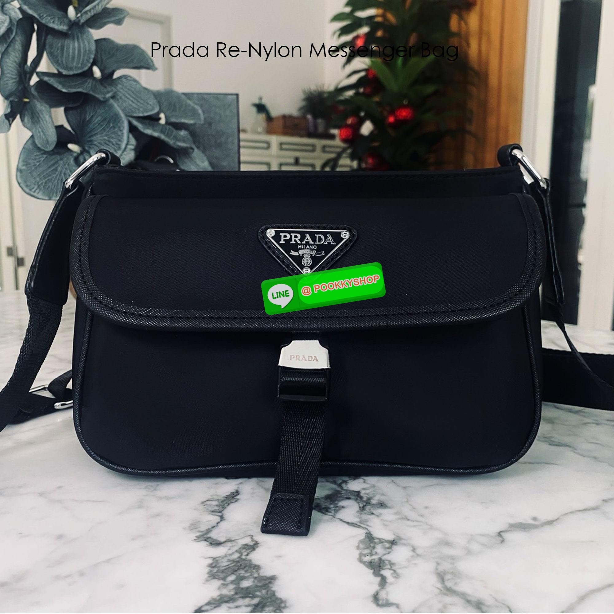 Prada Re-Nylon Messenger Bag กระเป๋าสะพายทรงแมสเซ็นเจอร์ รุ่น Unisex ใช้ได้ทั้งชายหญิง รุ่นยอดนิยมดีไซส์เรียบง่าย โทนสีดำคลาสสิกเข้าได้กับทุกลุค ขนาดกำลังดี สายสะพายยาวปรับระดับได้ สะพายไหล่หรือครอสบอดี้ก็ดูดี ดูเท่ห์ไปหมดจริงๆ ค่ะ