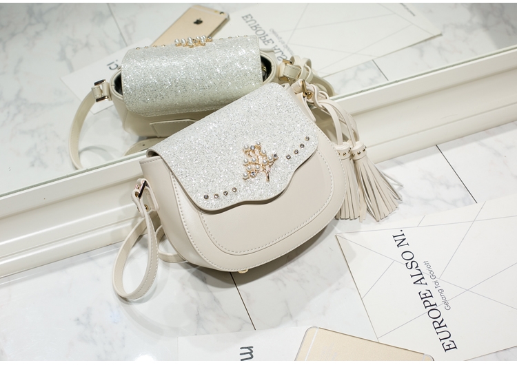 AXIXI กระเป๋าแฟชั่นสตรี รุ่น Tree Pearl สีขาว Off White กระเป๋าสะพายแฟชั่นทรง Saddle สุดน่ารัก เพิ่มความโดดเด่นให้กระเป๋าด้วย Daimond Dust สุดหรูหรา เพิ่มดีเทลให้กับกระเป๋าด้วยอุปกรณ์แต่งกระเป๋าลายต้นไม้สีทองประดับด้วยมุขดูสวยงาม ตัวกระเป๋าผลิตจากหนัง PU