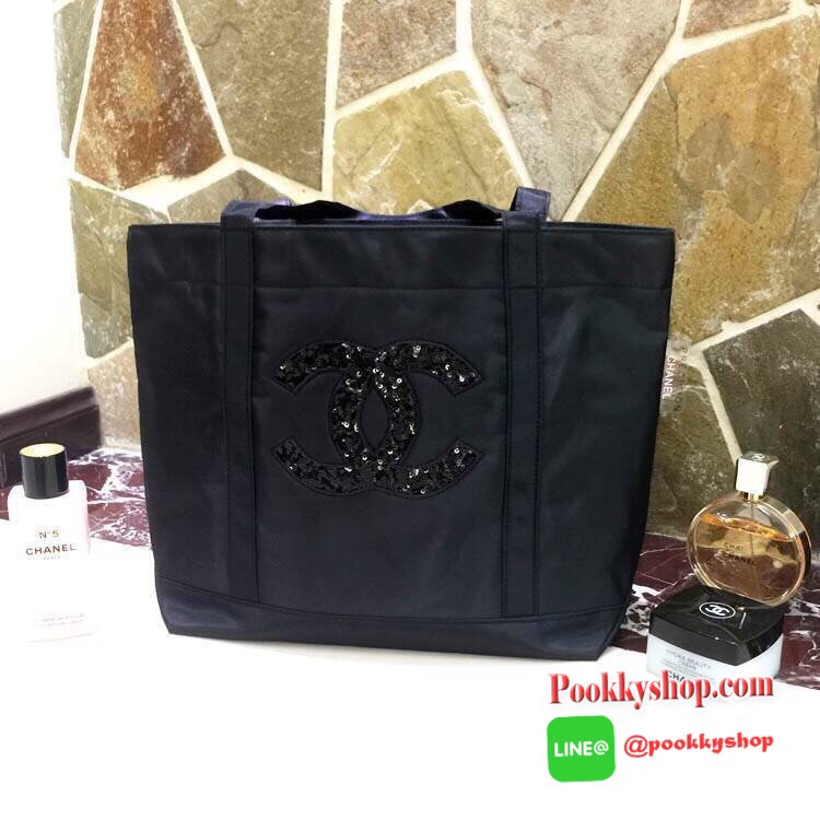 Must Have! Chanel Satin Shopping Bag กระเป๋าสะพายทรง ShoppingBag พรีเมี่ยมกิ้ฟ Limited Edition ของแท้นำเข้าจาก Chanel Perfume Counter ใบใหญ่วัสดุ SATIN ประดับคริสตัลสีดำโลโก้ CC สุดคลาสสิค ซับใน Polyester 100% เปิดปิดด้วยกระดุมแม่เหล็ก น้ำหนักเบา จุสุดๆ ส