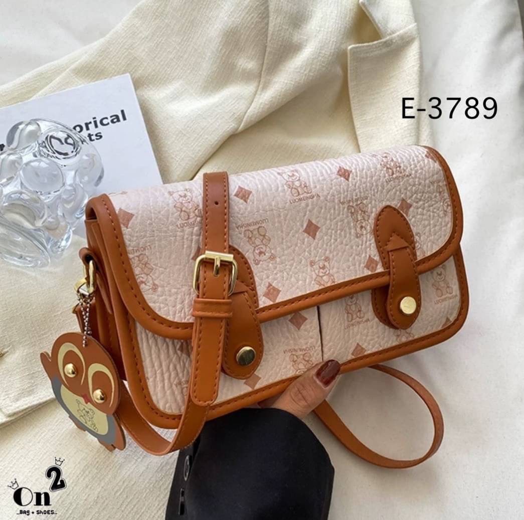 กระเป๋าสะพายข้างทรงแมสเซนเจอร์ เปิดหน้าอะไหล่ทอง มาพร้อมพวงกุญแจ+สายสะพายยาว พร้อมส่ง 3สีค่ะ