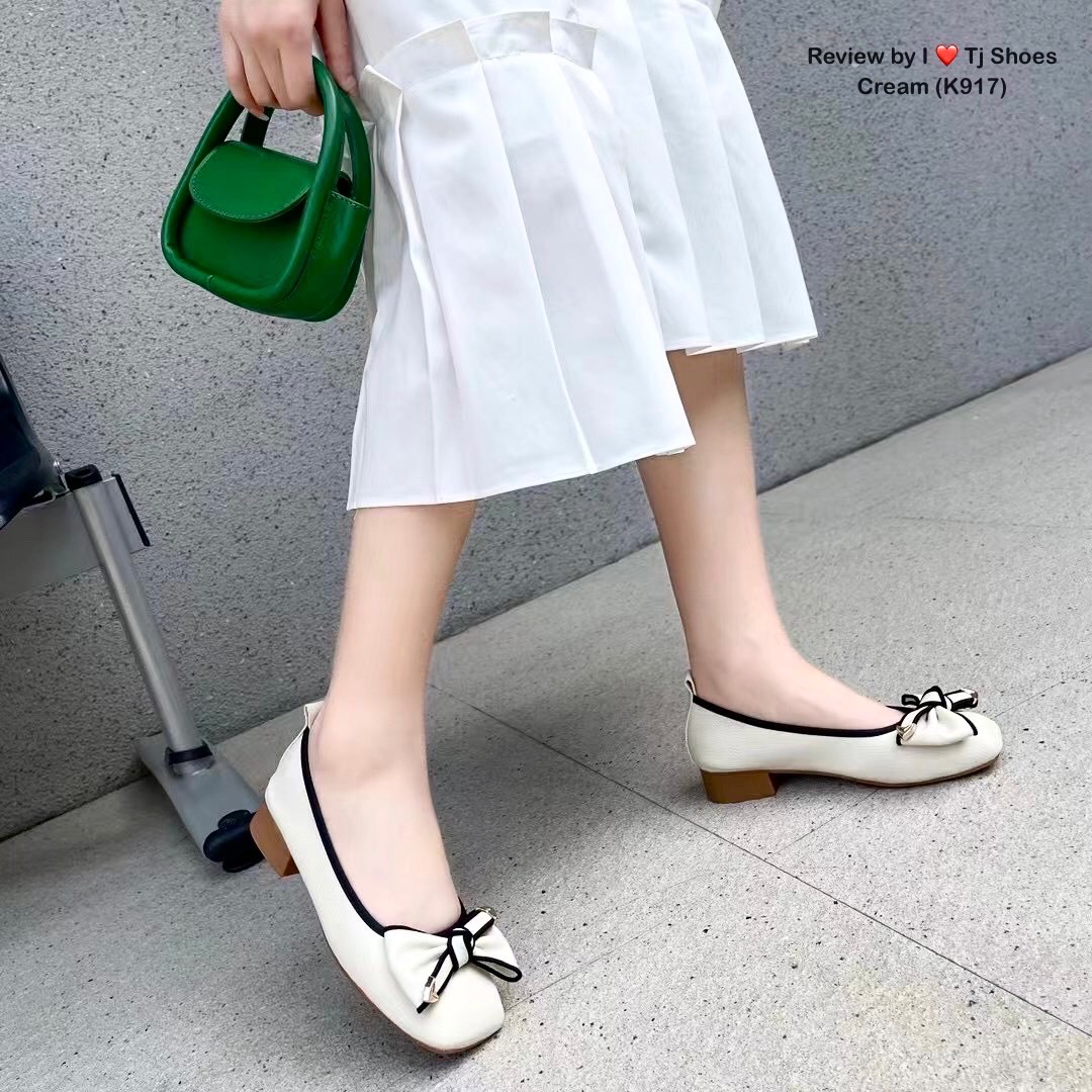 พร้อมส่งรองเท้าคัชชูนำเข้า ขายดีสุดๆ หนังรุ่นนี้คือดีนิ่มมาก ทรงสวย สวมใส่ง่าย แต่งด้วยโบว์น่ารักๆ ใส่ได้เรื่อยๆ เรียบหรูดูดีมาก ใส่สบาย ส้นงอได้ช่วยลดแรงกระแทกเวลาเดินได้ดี แมทกับชุดง่าย ใส่กับอะไรก็น่ารักสุดๆ ควรมีไว้เป็นคู่โปรด ของจริงงานดีมากสวยมาก ตร