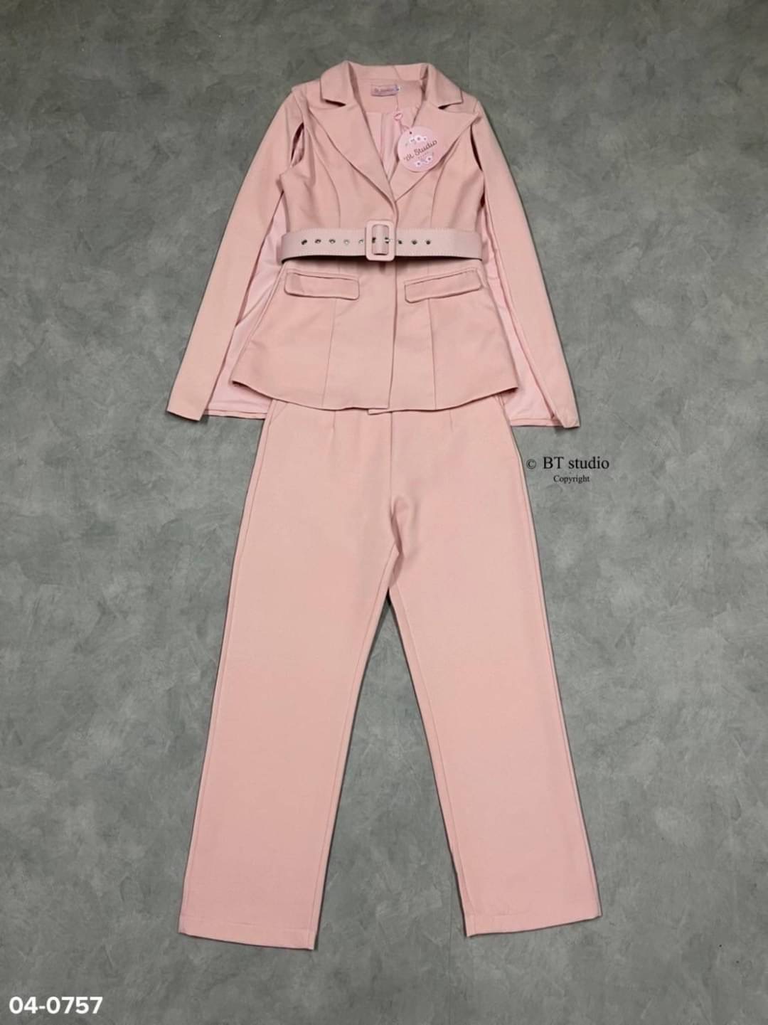 เซท 3 ชิ้น เสื้อเบเซอร์แขนกุด แต่งแขนเป็นผ้าคลุม กระดุมหน้า มาพร้อมเข็มขัด แมทซ์กับกางเกงขายาวมีกระเป๋าข้างใช้งานได้จริง ลุค CEO แบบ สวย หรู ดูแพงจ้าาา
