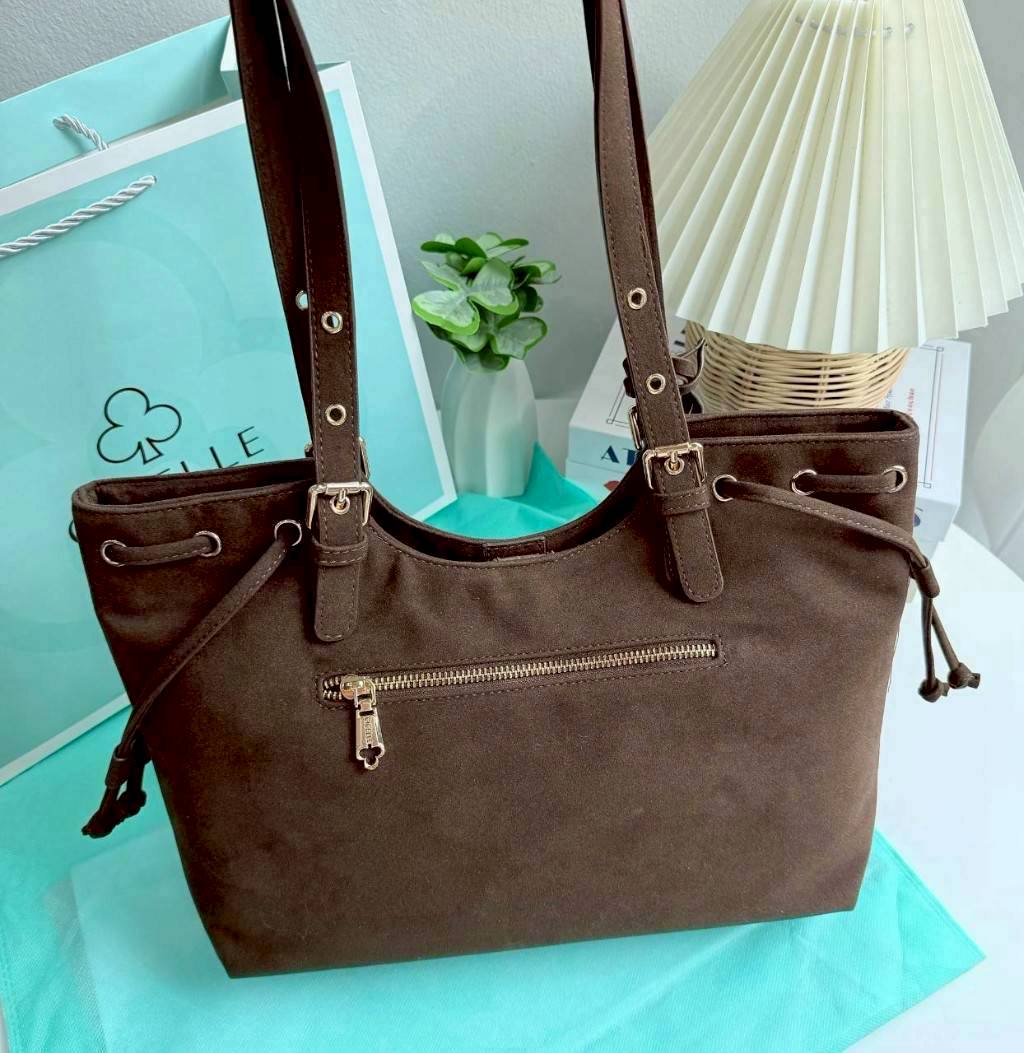 CICELLE Suede Vintage Bag ทรงนี้บอกเลย สายแบก สายแฟชั่น ต้องชอบ นอกจากจะจุของได้เยอะแล้ว ดีเทลยังสวย สะพายกับชุดไหนก็เก๋✨หูรูด สามารถเปลี่ยนทรงเป็นทรงขนมจีบได้