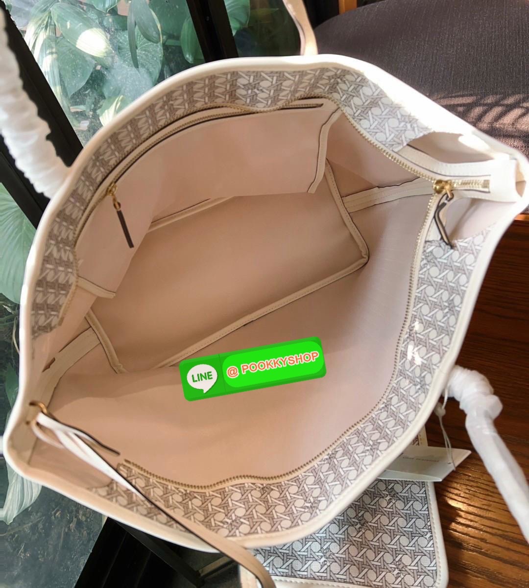 TORY BURCH EVER READY ZIP TOTE BAG 💌พร้อมส่ง! กระเป๋าทรงTote ที่ทำให้ทุกๆวันง่าย หยิบจับของสะดวกพกพาสะบาย หนังแท้ ทั้งใบพิมพ์ลายสวยค่ะ ✔️มาพร้อมกระเป๋าลูกแบบซิป สามารถแยกออกใช้งานได้ต่างหาก ภายในใส่มือถือลงไปได้ค่ะ ✔️ใบหลักมีซิปปิดปา