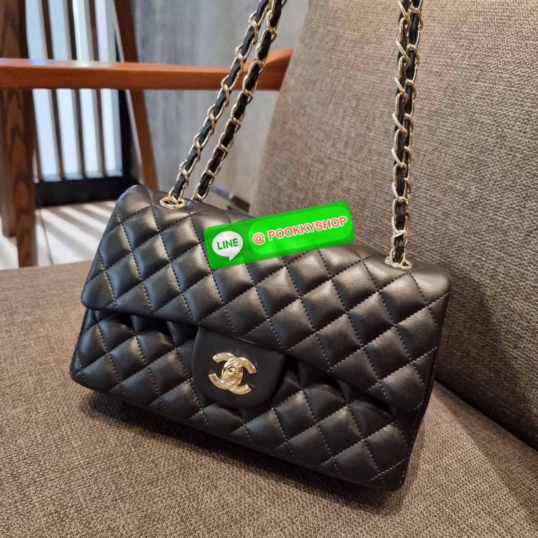 RESTOCK!! HOT ITEM!! Chanel premium for gift กระเป๋าสะพายหนังสังเคราะห์ลายคาร์เวีย อะไหล่พร้อมโซ่สะพายสีทอง ตัดกับกระเป๋าได้อย่างลงตัวและโดดเด่น เปิด-ปิดกระเป๋าด้วยตัวบิดล็อค ภายในกระเป๋ามีฝาปิดอีก 1 ชั้น บุหนังสีแดงโลโก้เด่น คม ชัด!! มีช่องโล่งกว้างจุของ