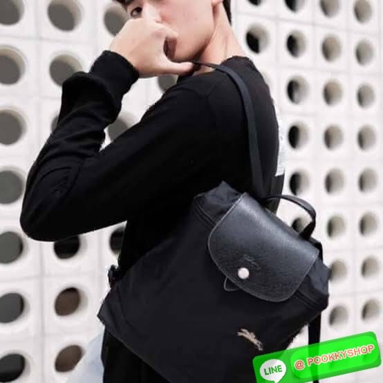 💕Longchamp LE PLIAGE Club Backpack พบกับอีกหนึ่งสไตล์ของLongchamp ที่เป็นรุ่นยอดนิยมอีกรุ่น สำหรับสาวแฟชั่นหัวทันสมัย เติมความพิเศษให้กับลุคด้วย ยังมีสีให้เลือกเยอะเรียกได้ว่าชอบสีโทนไหน ชอบแต่งตัวสไตล์ไหนก็เอาไปแมทช์กันได้เลย เป็นกระเป๋าเป้ในไม่ก