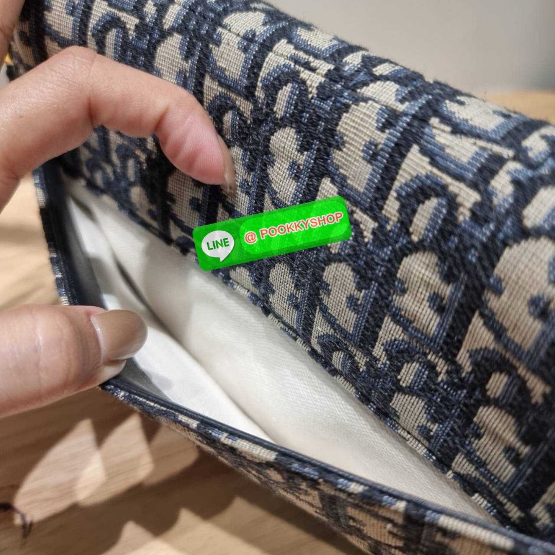 กระเป๋าสะพายทรงสวย ดีไซน์โลโก้โดดเด่นและหรูหรา ดีเทลดูดีมีกิมมิคในตัว