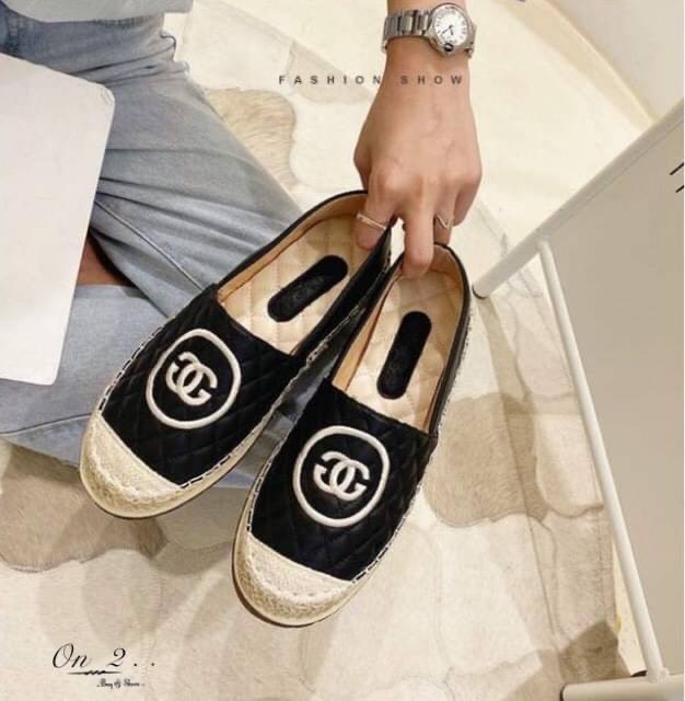 เข้าแล้วค่า รองเท้าคัชชูทรง CC espadrilles สุดปัง หนังปัง CC ไขว้หนังเย็บบุลาย หัวตัดสี ขอบเป็นปอถัก ทรงสวยค่ะทรงนี้ฮิตตลอดใส่ได้เรื่อยๆแมทช์กับชุดง่ายพร้อมส่ง 2 สีค่ะ งานดีคัดเกรดงานกล่อง