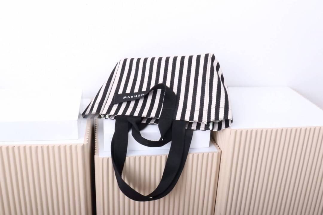 มาอีกรอบละจร้าาา 💥MJ ตัวใหม่ล่าสุด บอกเลยของมันต้องมี ใบใหญ่จุใจใส่ของได้จุกๆ ดีไซน์แบบ shopping bag ถือได้หิ้วได้ น่าร๊ากๆๆๆ เนื้อผ้าวัสดุอย่างดีและหนา มาตามคำเรียกร้อง...