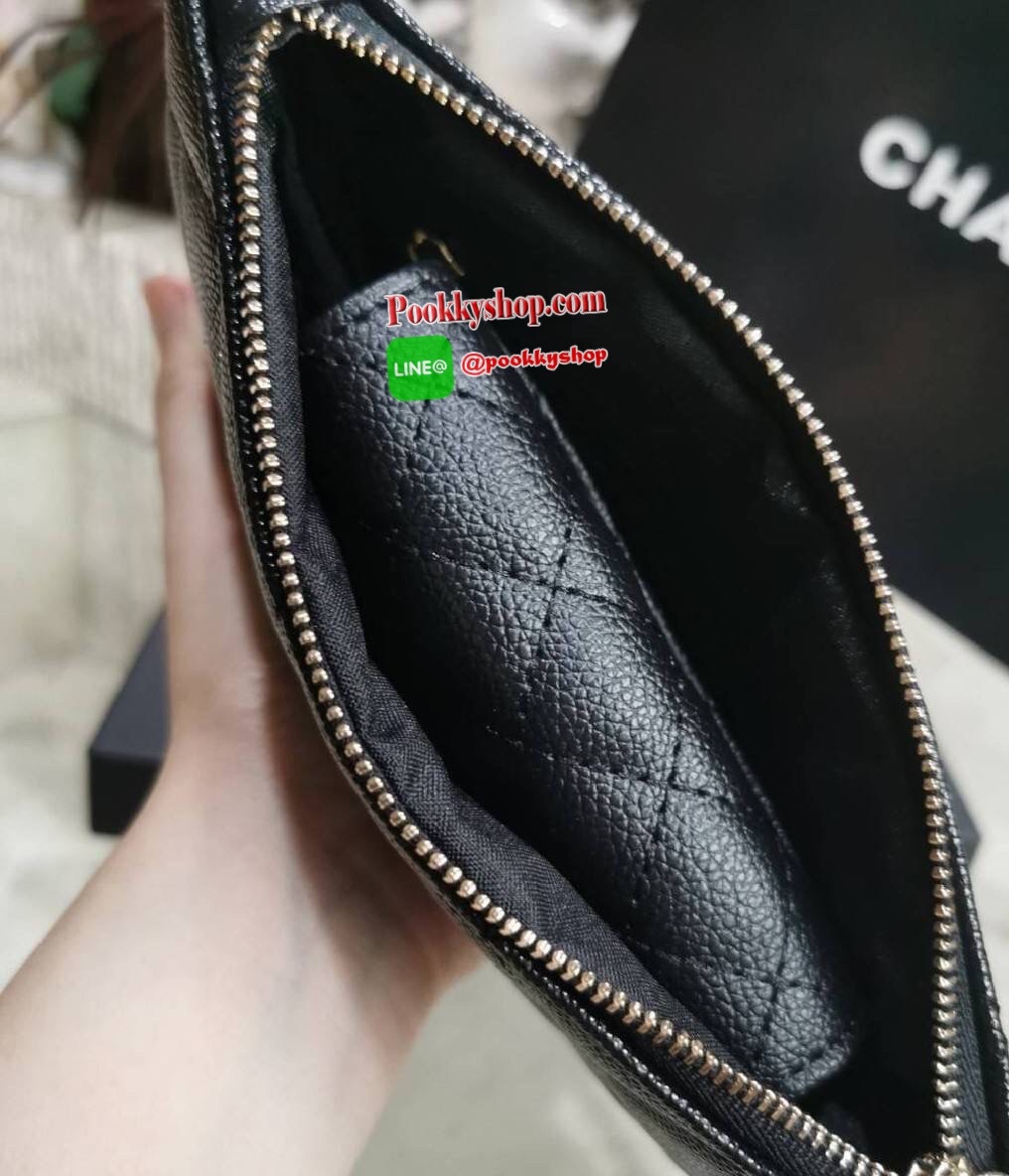 Don't Miss! Chanel Clutch Bag Gift With Purchase (GWP) กระเป๋าคล้องเเขนรุ่นใหม่พรีเมี่ยมกิ้ฟจาก Chanel Counter วัสดุหนังคาเวียร์สวยหรูเปิดปิดด้วยซิปสะดวกใช้ ห้อยอะไหล่โลโก้แบรนด์สีทองเพิ่มดีเทลเก๋ ภายในมีโลโก้ สามารถใส่กระเป๋าสตางค์ มือถือ iphone บัต