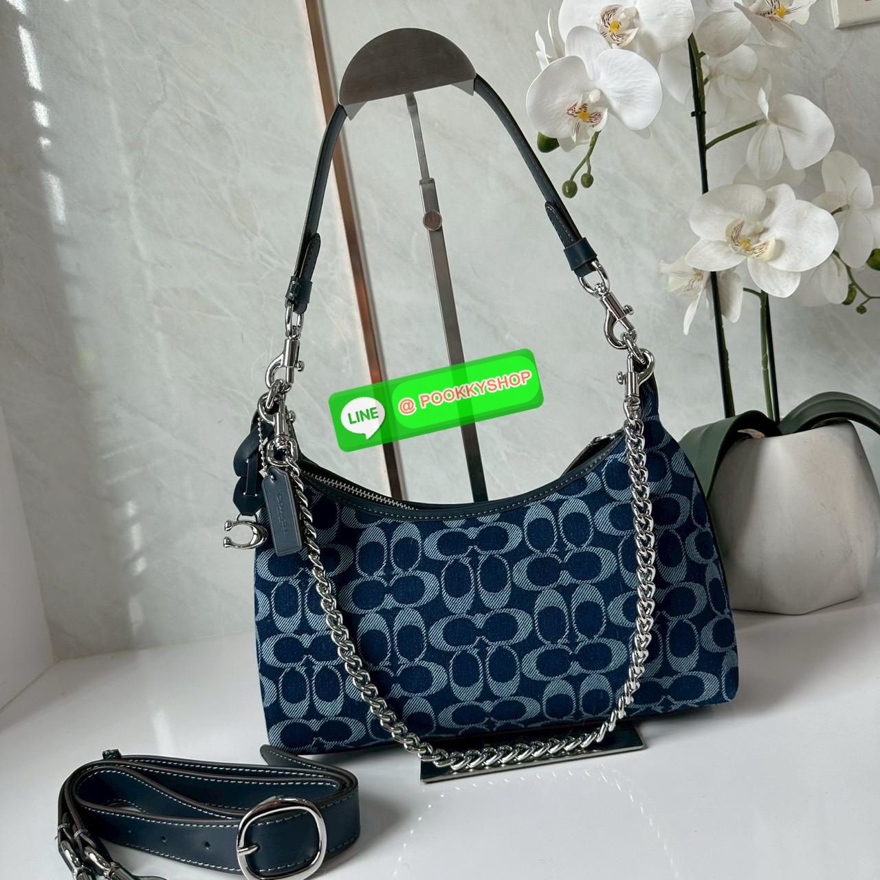 COACH Juliet Small Shoulder Bag 25 in Signature Denim ไอเท็มฮิต! กระเป๋าสะพายทรงฮิต รุ่นใหม่ ดีไซน์สวยคลาสสิก ลาย Signature Denim Blue คาดสายโซ่เงินสุดเก๋ ใส่ของจุกจิกได้พอดี เหมาะทั้งวันสบาย ๆ และออกงาน! วัสดุ: ผ้าแคนวาสลาย Signature Denim / หนังแท้ / อะ