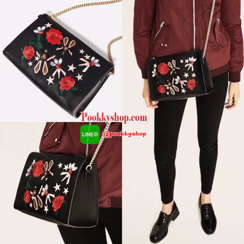 ZARA EMBROIDERED LEATHER CLUTCH กระเป๋าสะพายทรงคลัชวัสดุหนังนิ่มปักลายดอกไม้ประดับคริสตัลด้านหน้าดูมีดีเทล ขนาดกำลังดี น้ำหนักเบา เปิดปิดด้วยซิปสะดวกใช้ ภายในกว้างสามารถใส่กระเป๋าสตางค์ยาวได้ สายสะพายโซ่ Cross Body ได้ เข้าได้กับทั้งกระโปรงกางเกง เป็นอีกห