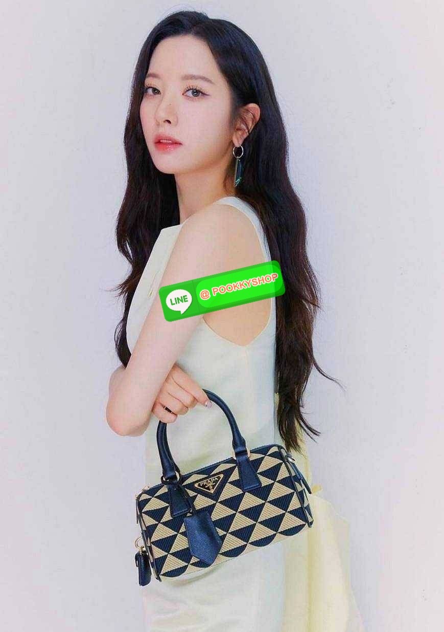 ✴️ห้ามพลาด!✴️PRADA FABRIC MICRO BAG VIP GIFT WITH PURCHASE (GWP) กระเป๋าพรีเมี่ยมกิ๊ฟ Limited จาก PRADA DUTYFREE COUNTER โดดเด่นที่วัสดุ Jacquard Fabric Micro ดีไซน์สวยคลาสสิคขนาดกำลังดี หูกระเป๋าประดับTagแบรนด์ถอดออกได้ ภายในมีโลโก้ ใส่มือถ