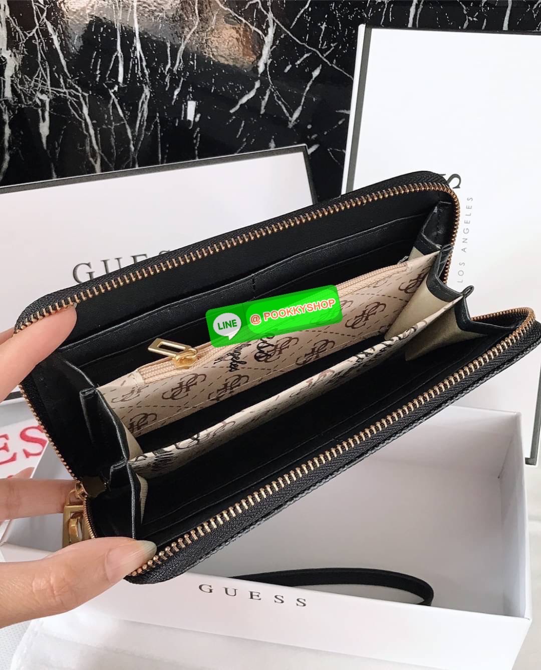 Guess งานแท้💯 outlet ถูกกว่าช้อปจ้ากระเป๋าสตางค์ใบยาวซิปรอบ งานสวย พร้อมสายคล้องมือ ถอดได้ มีถึง4ช่องใช้งาน ช่องใส่บัตรได้เยอะ อะไหล่Guessสีทอง หนังpUแท้ทำความสะอาดง่าย