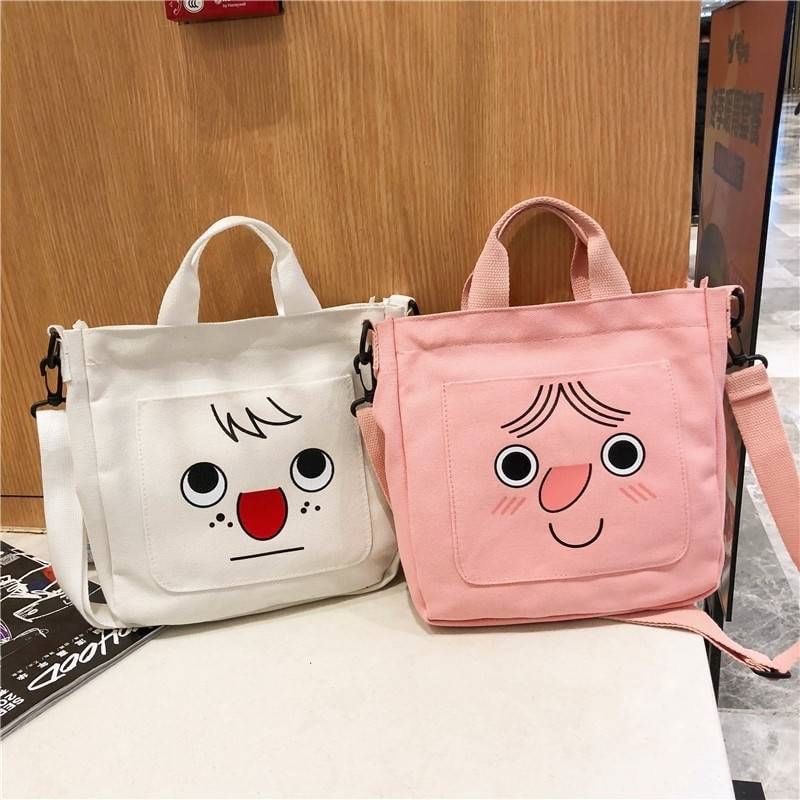รุ่นใหม่ พร้อมส่ง!!!!!!!! Monna bag น้องมอนน่า จมูกแดงโตๆ มีหน้าม้า มี4สีให้เลือกสดใสกันไปป ได้ทั้งถือและสะพายเลย ใส่ของได้เพียบ เน้นๆ