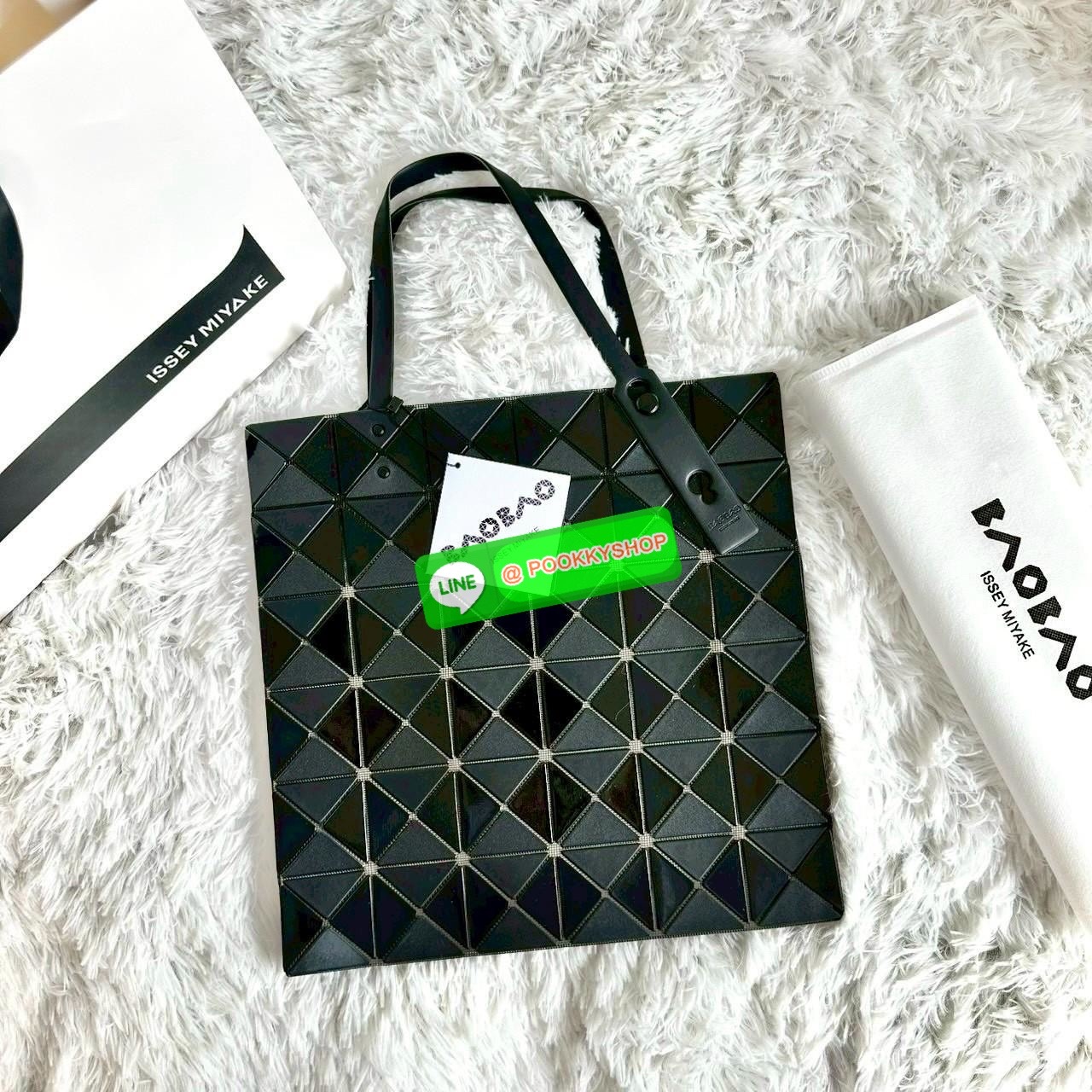 BAOBAO ISSEY MIYAKE QUATRO กระเป๋าไอคอนิกที่ไม่เคยตกเทรนด์! เรียบหรู แต่มีดีไซน์สะดุดตา โครงสร้างสามเหลี่ยมเอกลักษณ์เฉพาะของแบรนด์ ด้านในบุผ้า มีช่องซิปสำหรับเก็บของ น้ำหนักเบา สะพายสบาย ใส่ของได้เยอะมาก