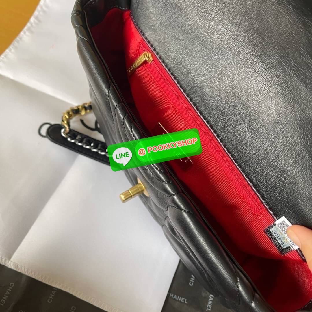 Chanel อเนกประสงค์ รุ่น Limited edition ลายวินเทจแบรนด์ หนังแกะ พร้อมสายยาวโซ่ต่อหนัง น้ำหนักเบา ภายใน มีช่องซิปเปิดปิดด้วยฝาปิดตัวล็อค มีช่องหลัง ใส่กระเป๋าสตางค์ใบยาวได้ค่ะ ตัวจริงสวยมากๆถูกใจรีบจองนะคะ ใส่มือถือได้ทุกรุ่น สะพายเป็นสายคู่ หรือ สะพายยาวไ