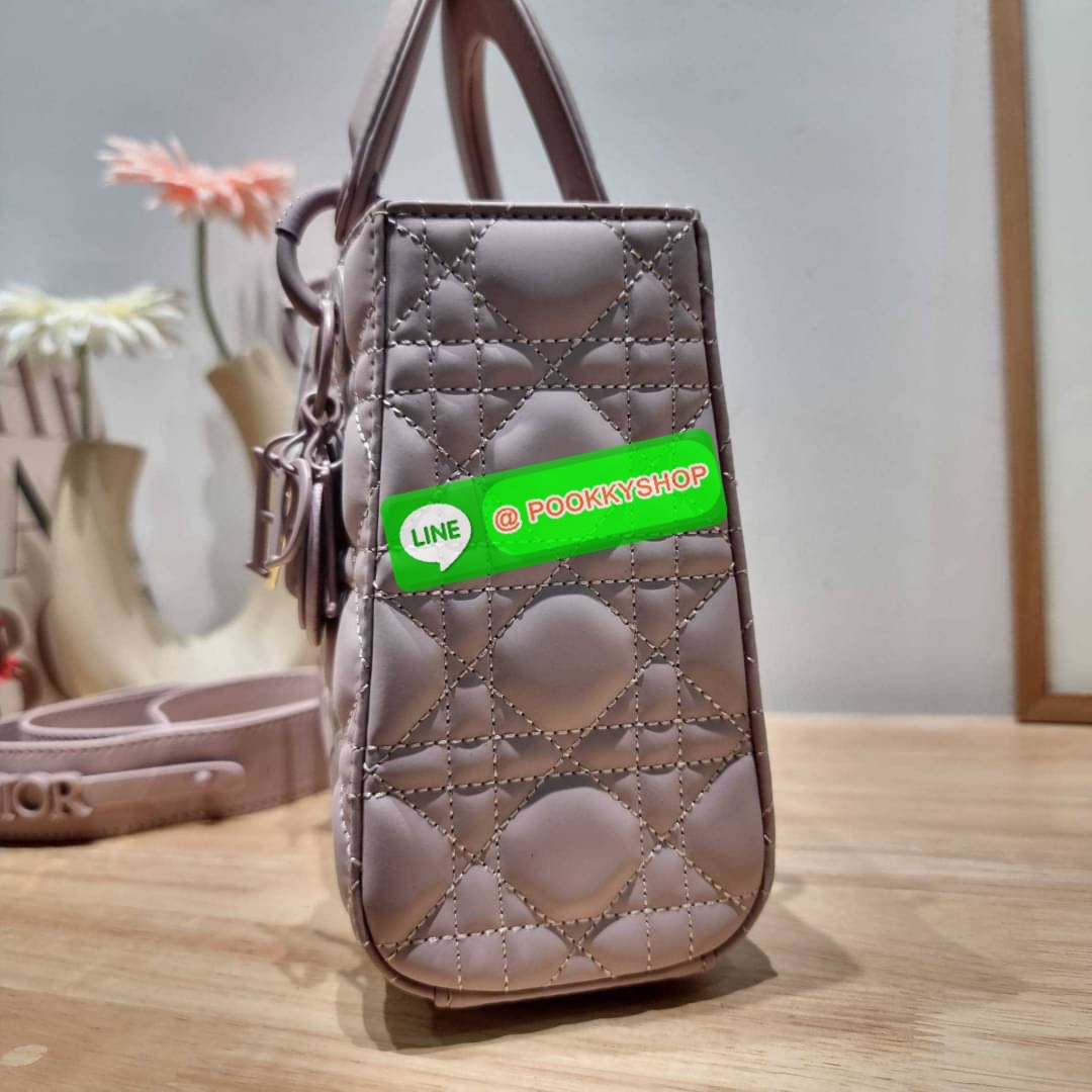 NEW ARRIVAL!! CD LADY ULTRAMATTE BAG กระเป๋าสะพายข้างพรีเมี่ยมกิ๊ฟสุดฮอต ดีไซน์เรียบง่าย แต่แฝงไปด้วยความหรูหรา ทรงกล่องคลาสสิค โดดเด่นด้วยพวงกุญแจอะไหล่สีเดียวกับตัวกระเป๋า วัสดุหนังแท้ผิวแมทท์ ลายเส้นซ้อนทับสวยงาม มีรูปแบบ หูจับในตัวและสายครอสบอดี้สุดเล