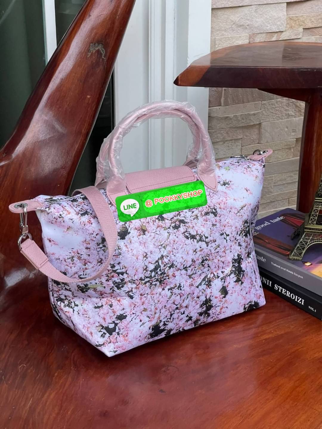 Longchamp LE PLIAGE PRINTEMPS/ÉTÉ 2021 TOP HANDLE BAG พบกับคอลเลคชั่นใหม่ล่าสุด ต้อนรับฤดูใบไม้ผลิ มีดีไซน์ที่เรียบหรูและคลาสสิก แฝงด้วยลูกเล่นแบบเฟมินีน แถมยังมีน้ำหนักเบาอย่างไม่น่าเชื่อ มาพร้อมกับหูจับกระเป๋าคู่และฝาปิดแบบกระดุม กระเป๋าถือใบนี้สามารถใช