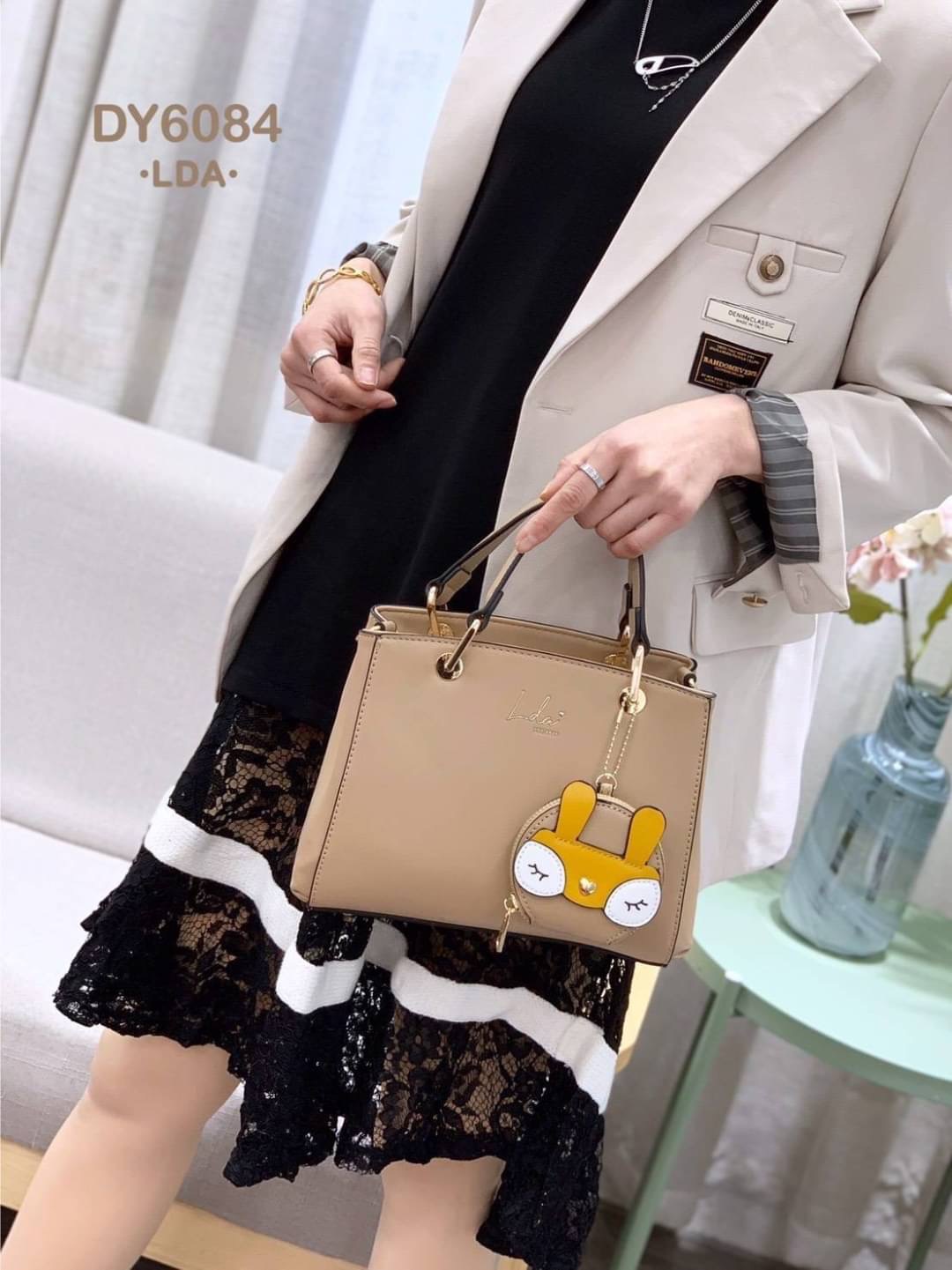 พร้อมส่ง!!! กระเป๋าสะพายแบรนด์ LDA ของแท้💯 📝ลดา รุ่นใหม่ล่าสุด สวยมาก ใบใหญ่ หนังเรียบหรูดูดี สีสวยทุกสีค่ะ อะไหล่ทองปั๊มทุกจุด ตรงกลางติดโลโก้แบรนด์ ดีไซน์สวยแบบทันสมัย หูจับแข็งแรงทนทาน งานถือได้สะพายข้างได้ ซับในปั๊ม แบ่งเป็น 2 ช่องใหญ่