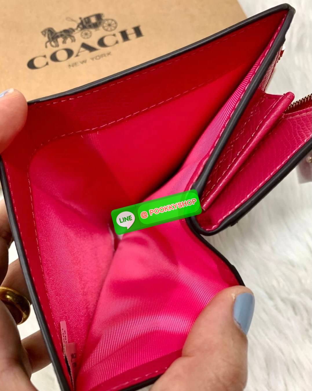 COACH MEDIUM CORNER ZIP WALLET IN SIGNATURE CANVAS ((53562)) 💋กลับมาอีกครั้งค่ะ! กระเป๋าเงินใบกลางหนัง pvc canvas สวยงามค่ะ เปิดปิดช่องหลักด้วยกระดุมภายในมีช่องเสียบบัตรได้ถึง10ช่อง ช่องใส่ธนบัตรหนึ่งช่อง; และช่องซิปสำหรับใส่เหรียญอีกสองช่อง แยกสั