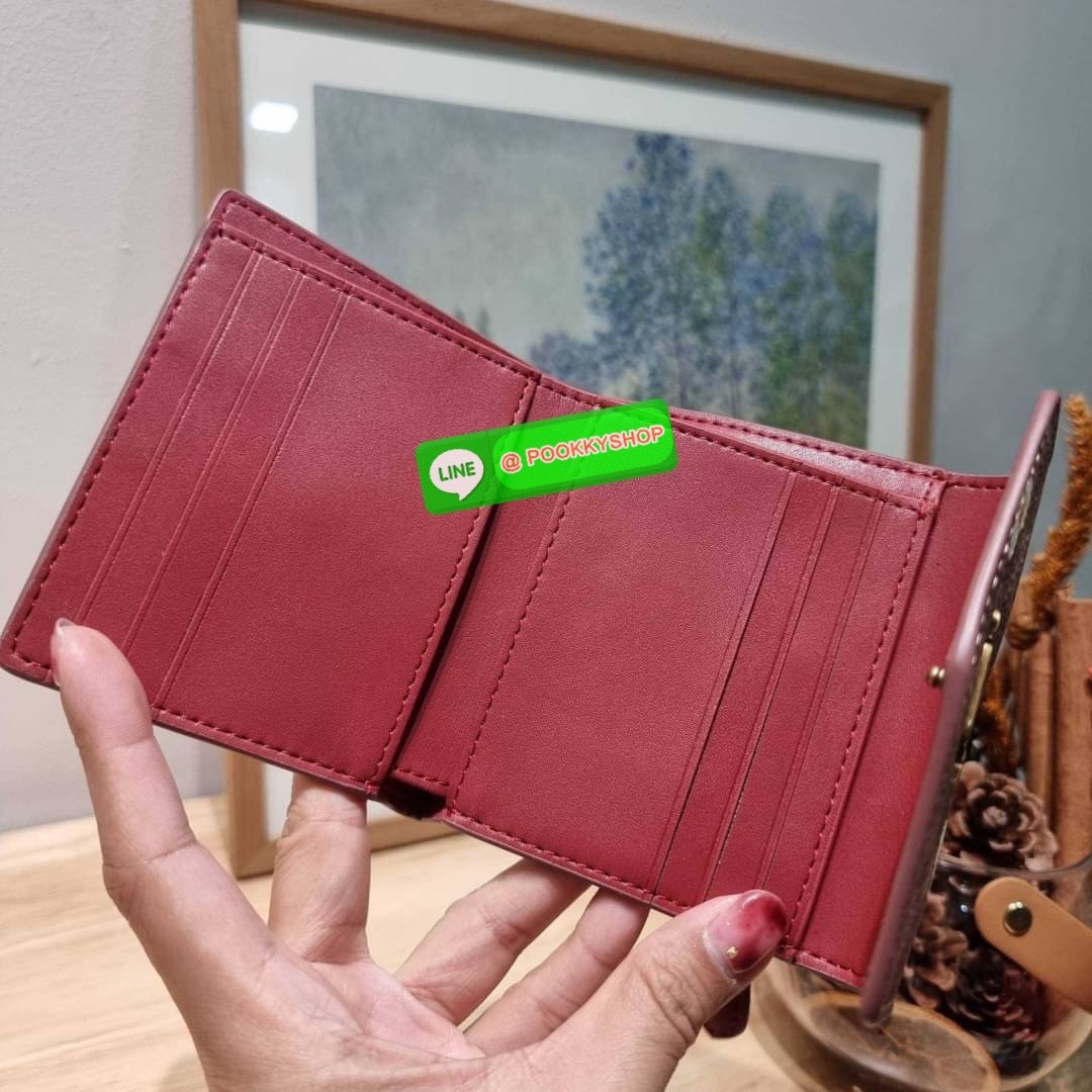 COACH 87709 SMALL WALLET IN SIGNATURE CANVAS WITH SCATTERED APPLE PRINT 🔆 Details กระเป๋าสตางค์ใบสั้น พับสองตอน อะไหล่สีทองเหลือง สวยคลาสสิค แต่งเติมสีสันด้วยแอปเปิ้ลคละเต็มใบ ดูสวยหรูอย่างลงตัว เปิด-ปิดด้วยกระดุม ภายในมีช่องใส่บัตร ใส่ธนบัตรได้ทุ