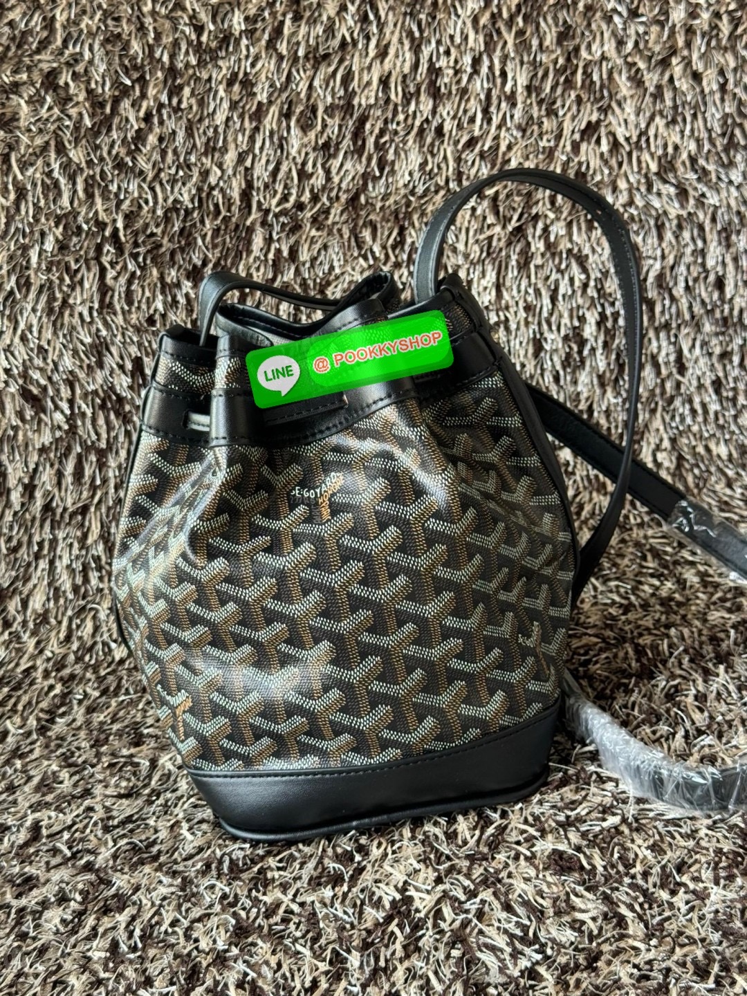 GOYARD PETIT FLOT BUCKET BAG กระเป๋าทรงถังรุ่น Petit Flot เป็น re-issue ของรุ่นดั้งเดิม ด้วยรูปทรงที่ถูกออกแบบมาอย่างสวยงาม ลงตัว เข้ากับทุกการแต่งตัว รวมถึงทันกระแสแฟชั่นทุกยุคทุกสมัย ภายในกว้างจึงสามารถบรรจุสิ่งของได้เยอะจุใจและเก็บของต่าง ๆ ได้อย่างปลอ