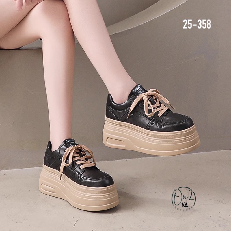 รองเท้าผู้หญิงทรง Sneaker Platform เสริมส้นแบบหนา ดีไซน์แฟชั่นล้ำสมัย ใส่แล้วขาดูยาว หุ่นเพรียวขึ้นทันที น้ำหนักเบา เดินง่ายไม่เมื่อย เข้ากับฤดูนี้สุดๆ! เพราะใส่คู่กับกางเกงขายาวหรือกระโปรงก็โดดเด่น แมทช์เสื้อหนาว เสื้อแขนยาวได้ลงตัว เพิ่มลุคให้ดูสตรีทแฟช