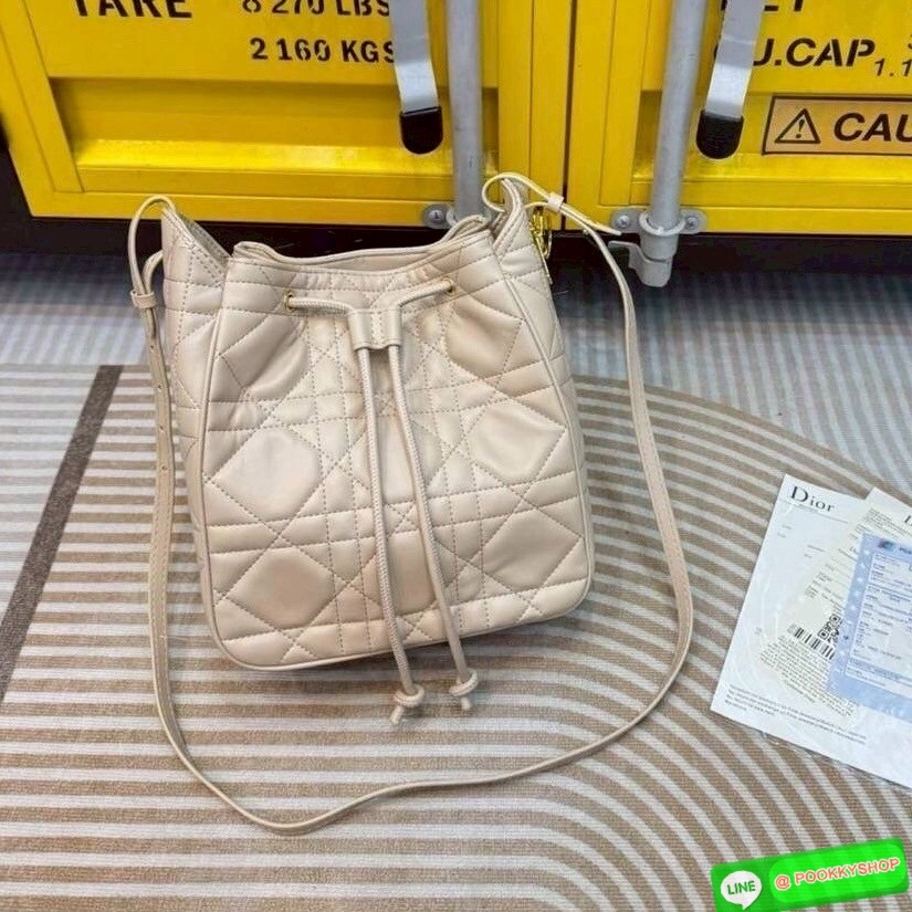 พร้อมส่ง | Dior Medium D-Motion Bag กระเป๋าสะพายทรงบัคเก็ต โดดเด่นด้วยดีไซน์ทรงถังทันสมัยเรียบง่ายใช้งานได้จริง เย็บตะเข็บแบบ Macrocannage นุ่มนวล มาพร้อมเชือกผูกรูดเปิดปิด ภายในโล่งกว้าง จุของได้เยอะ น่ารักน่าใช้มากค่ะ