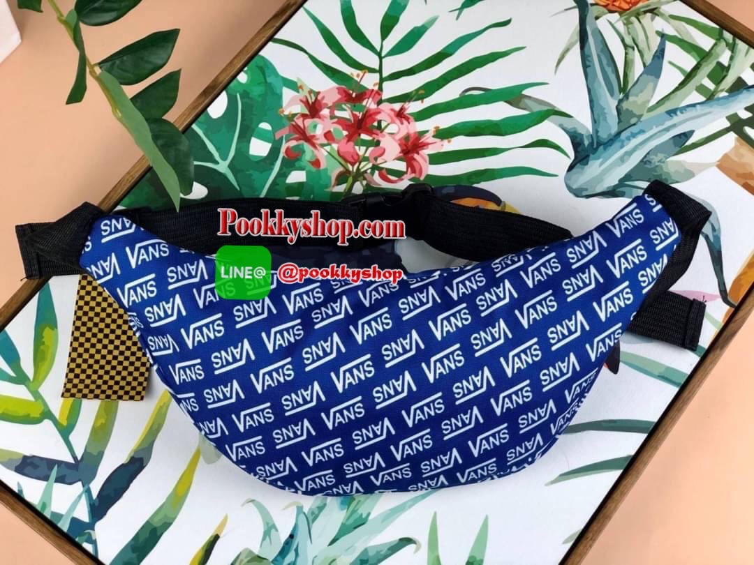 New! กระเป๋าสไตล์คาดอกจาก Vans วัสดุโพลีเอสเตอร์กันน้ำได้เล็กน้อย ทำลวดลายโลโก้แบรนด์ทั้งใบ เปิดปิดแบบซิปที่ด้านหน้า ด้านในมีช้องซิปเล็กให้ 1 ช่อง สามารถใส่กระเป๋าเงินใบยาวและiPhone plus ได้สบายๆค่ะ สายคาดอกปรับสายได้ตามต้องการ มีทั้งหมด 4 สีให้เลือกค่า