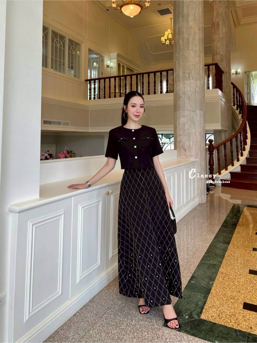 ชุดเซทแฟชั่น set เสื้อผ้าพื้นคอกลมแขนสั้นติดโบว์กระดุมเพชรด้านหน้า + กระโปรงยาวเพชร