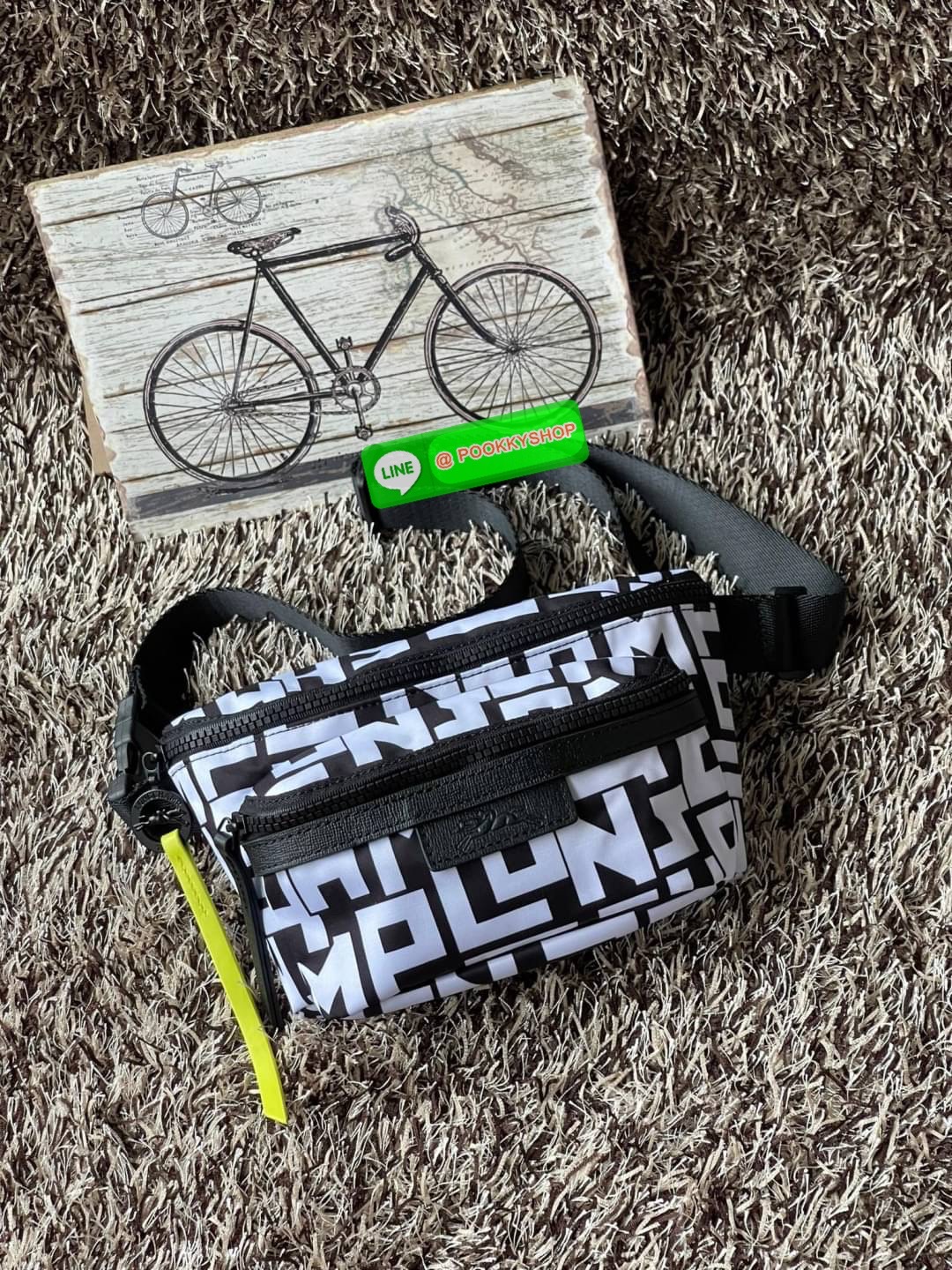 💕LONGCHAMP LE PLIAGE LGP BELT BAG M เท่ห์อย่างมีสไตล์กระเป๋าทรงคาดอกและคาดเอวดีไซน์แนวสปอร์ต เพิ่มความโดดเด่นทันสมัยด้วยลายซิกเนเจอร์ มีช่องซิปที่ใช้งานง่ายช่วยให้คุณหยิบใช้สิ่งของจำเป็นได้อย่างสะดวกและง่ายดาย และผสานสายรัดแบบปรับได้เข้ากับหัวเข็ม