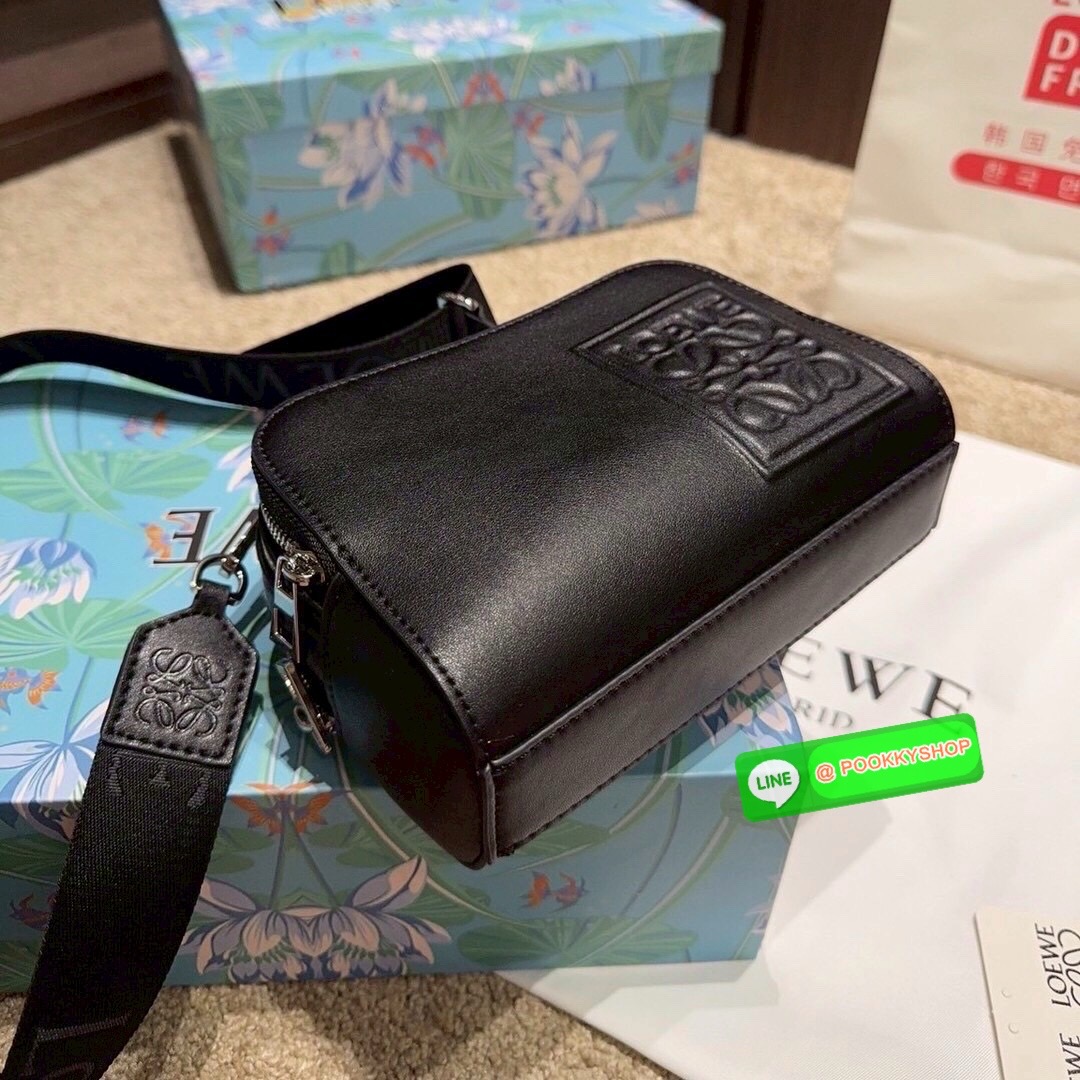 🕊️ พร้อมส่ง | Loewe Mini Camera Crossbody Bag กระเป๋าสะพายทรงกล่อง เรียบหรูเป็นเอกลักษณ์ อย่างแท้จริง ปั้มโลโก้โดดเด่นสีเดียวกับพื้นหนัง ให้ความรู้สึกเรียบง่ายแต่แฝงความคลาสสิกในตัว เรียกได้ว่าไม่ซ้ำใคร!! สวยอยู่ทรง เปิด-ปิดกระเป๋าด้วยซิป มาพร้อมส